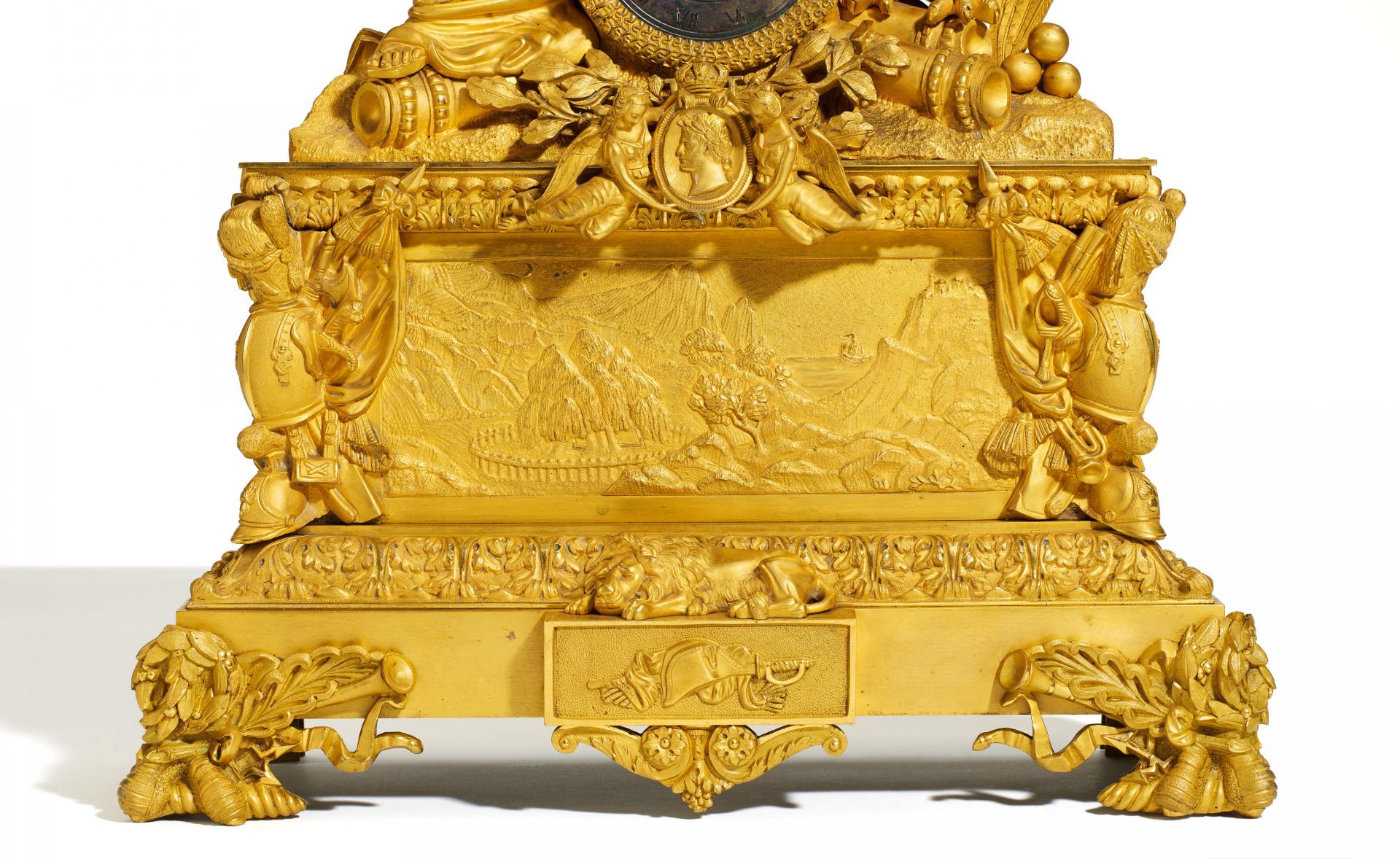 IMPORTANT GILT BRONZE PENDULUM CLOCK WITH BURIAL MONUMENT OF NAPOLÉON. Paris. Date: Dated 1840. - Bild 2 aus 3