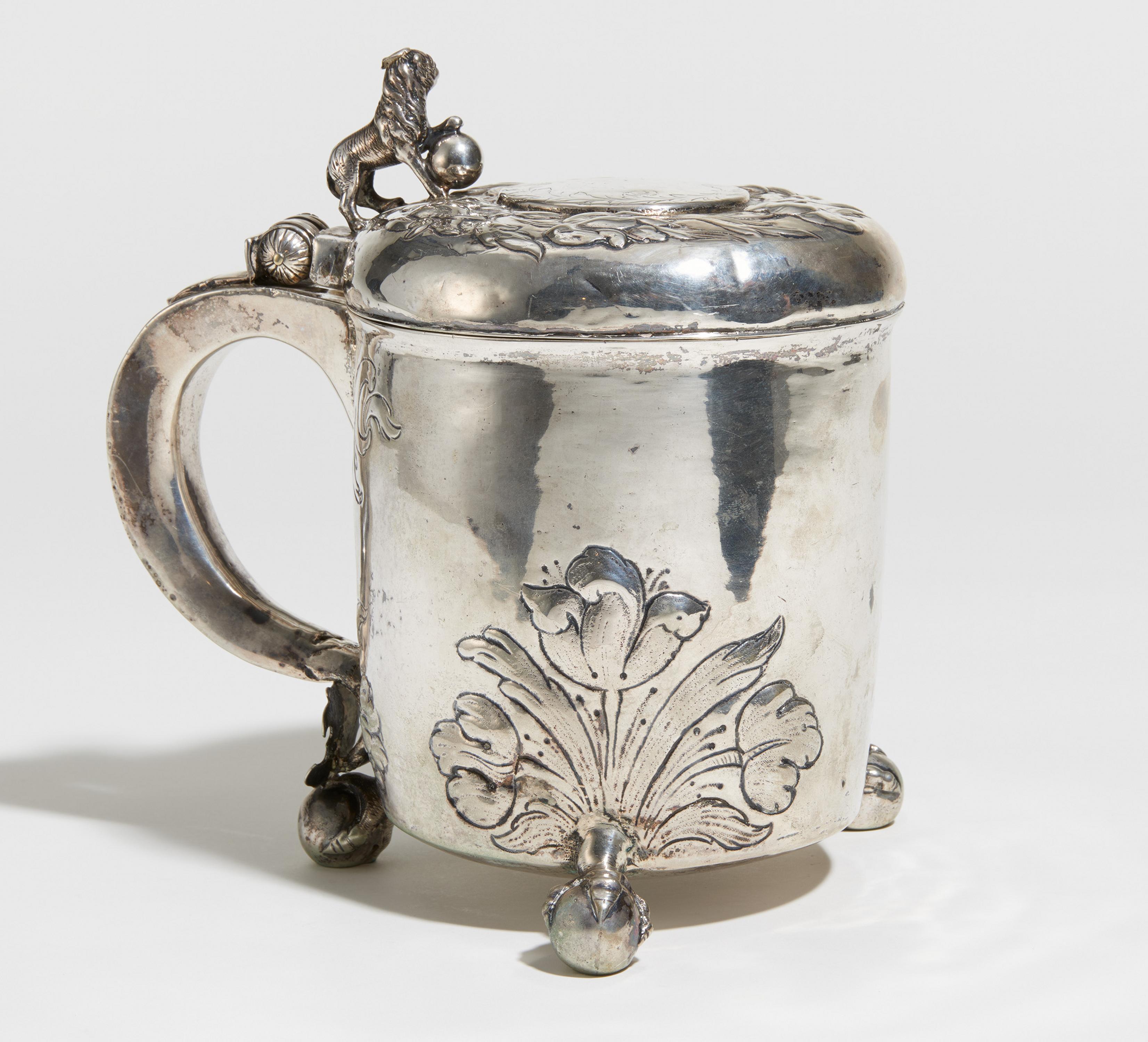 LARGE SILVER TANKARD WITH GILT INTERIOR AND BALL FEET. Presumably North Europe. Date: 18th - Image 3 of 4