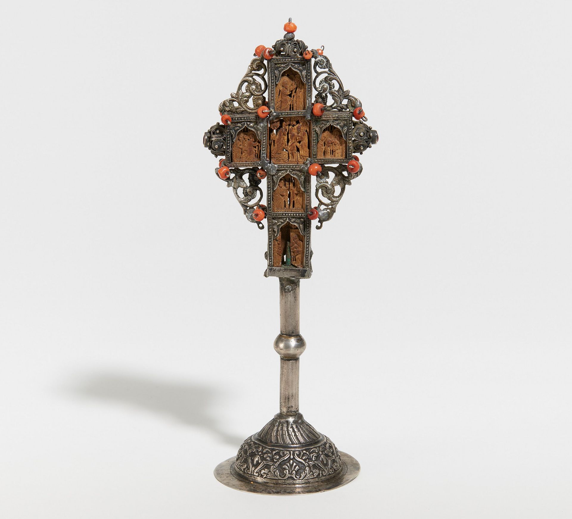 SMALL TABLE CROSS MADE OF SILVER, CORAL AND CEDAR WOOD. Mount Athos. Date: 18th century. - Bild 4 aus 5
