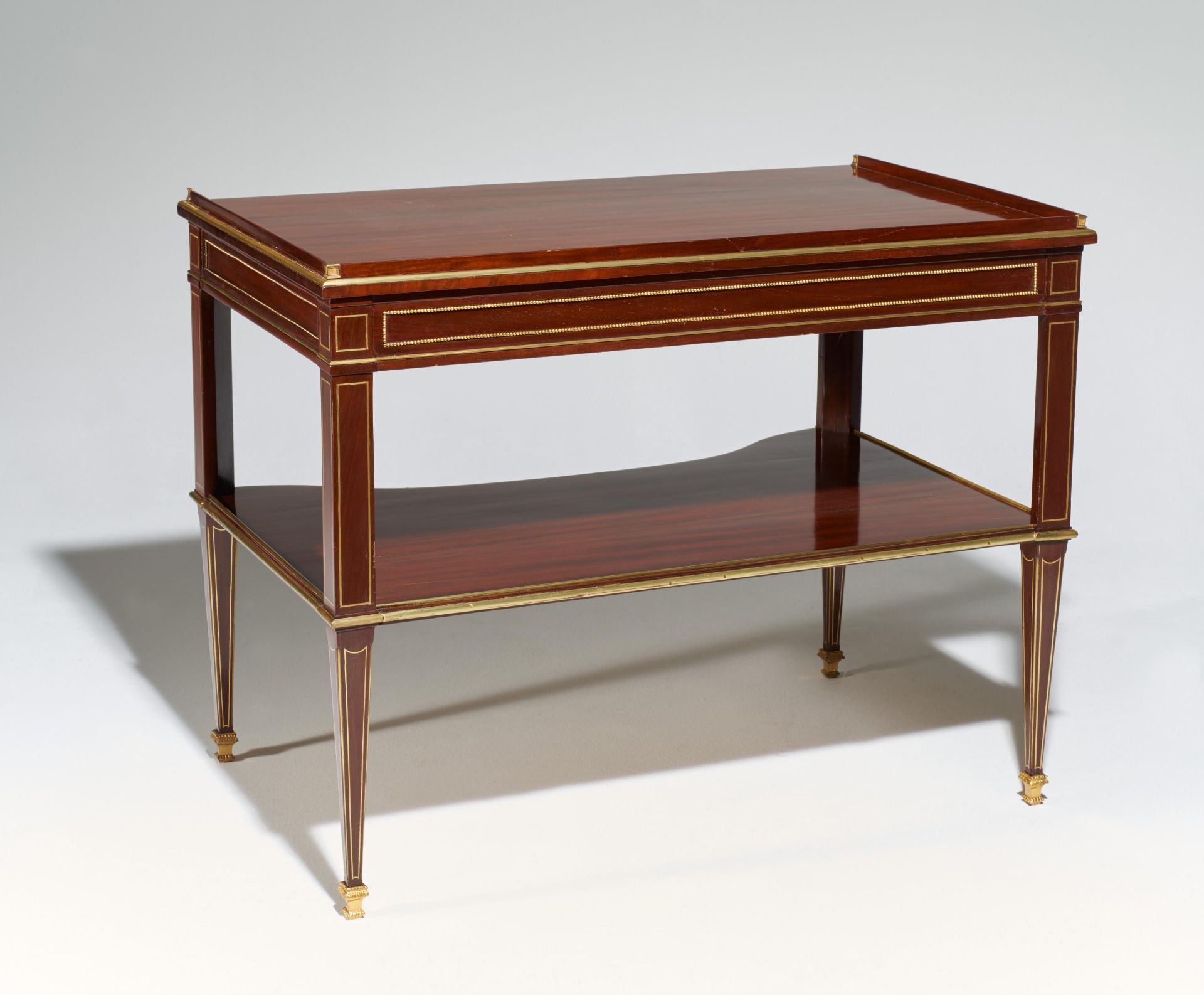 CLASSICISTICAL WRITING DESK MADE OF MAHOGANY ON SOFTWOOD AND LIME WOOD WITH CHERRY WOOD VENEER. - Bild 3 aus 4