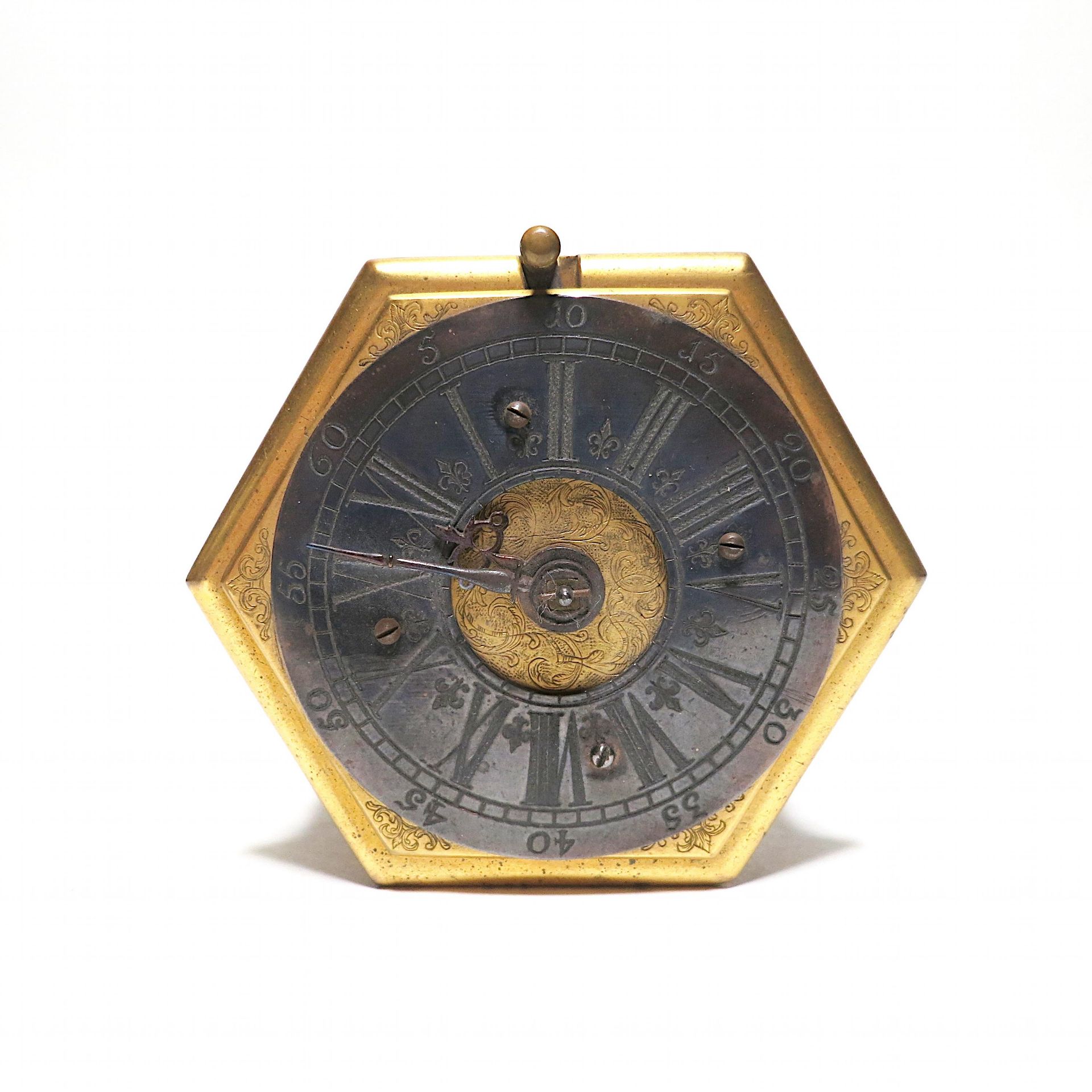 HEXAGONAL BAROQUE TABLE CLOCK MADE OF GILT BRONZE WITH RESIDUES OF SILVER PLATING AND GLASS. - Bild 9 aus 10