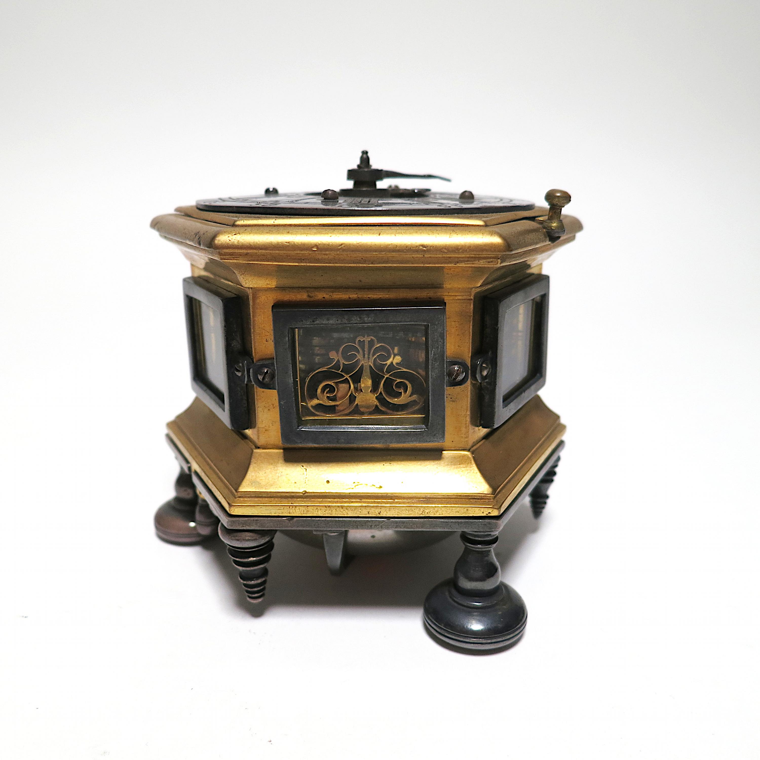 HEXAGONAL BAROQUE TABLE CLOCK MADE OF GILT BRONZE WITH RESIDUES OF SILVER PLATING AND GLASS. - Image 5 of 10