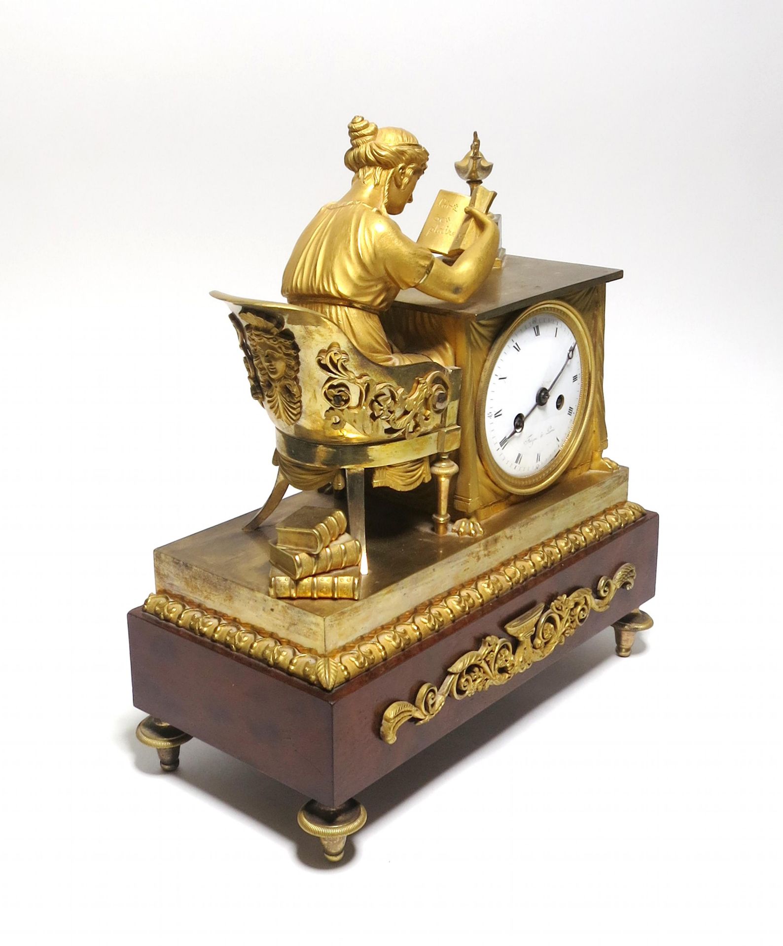 GILT BRONZE PENDULUM CLOCK "READING WOMAN". Paris. Date: Around 1810. Maker/Designer: The movement - Bild 2 aus 5