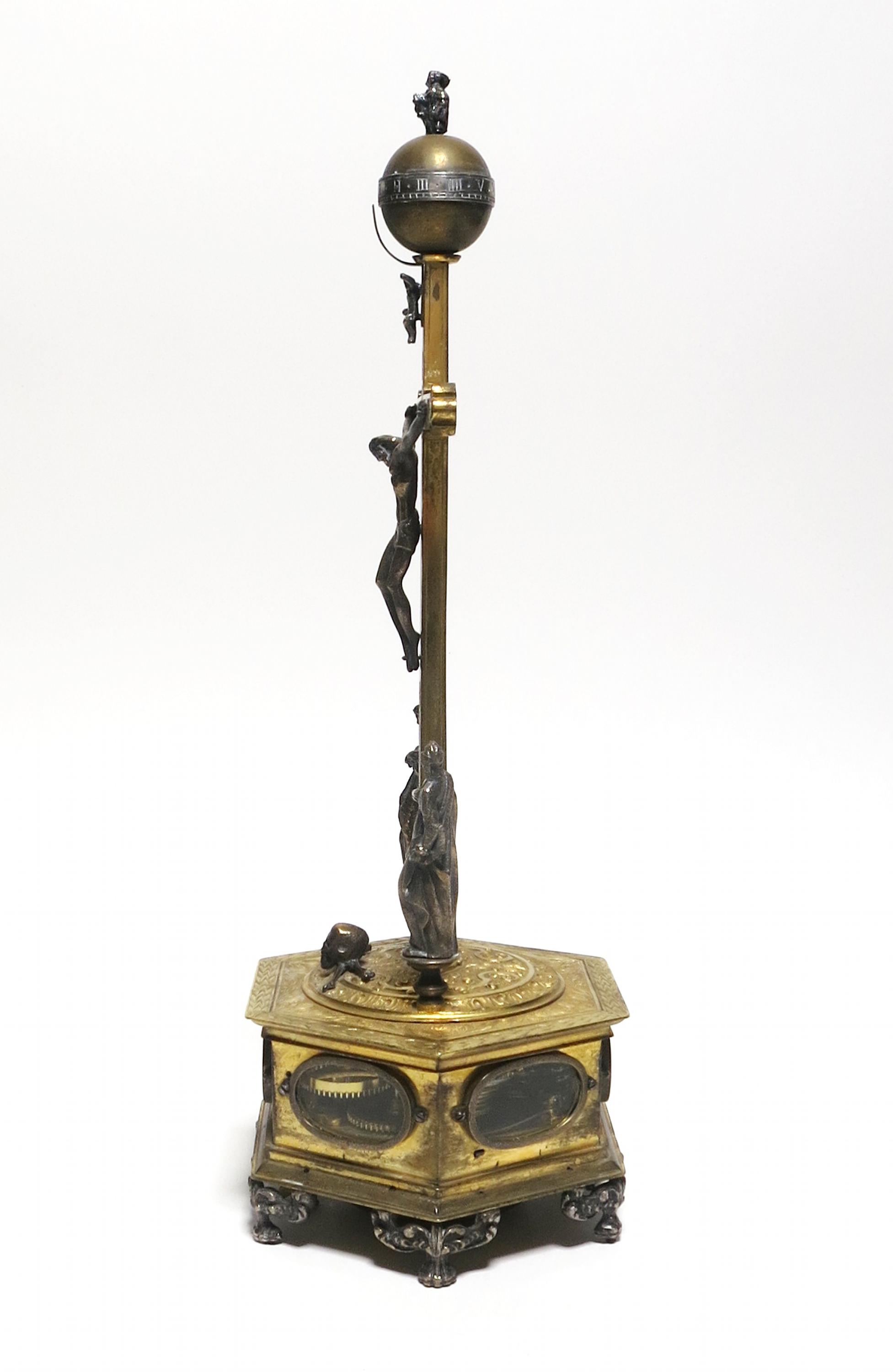 RENAISSANCE CRUCIFIX CLOCK MADE OF GILT AND SILVER-PLATED BRONZE, BRASS AND GLASS. Königsberg. Date: - Image 3 of 5