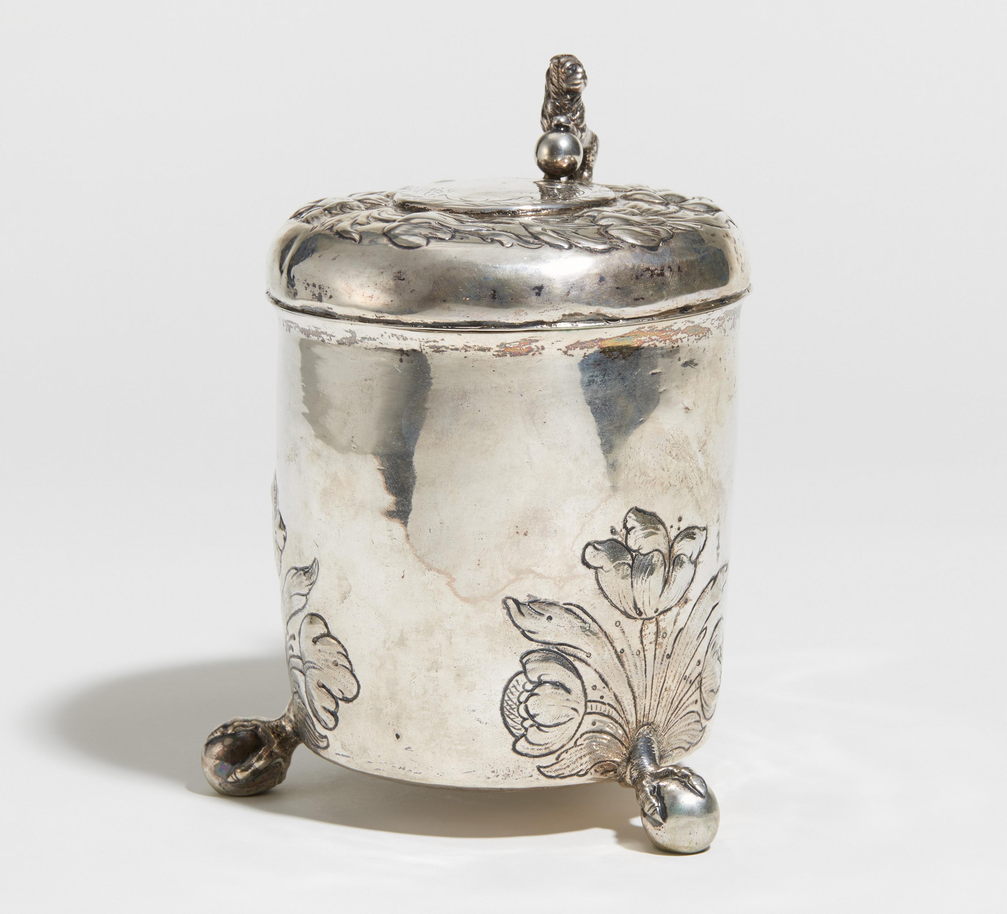 LARGE SILVER TANKARD WITH GILT INTERIOR AND BALL FEET. Presumably North Europe. Date: 18th - Image 4 of 4