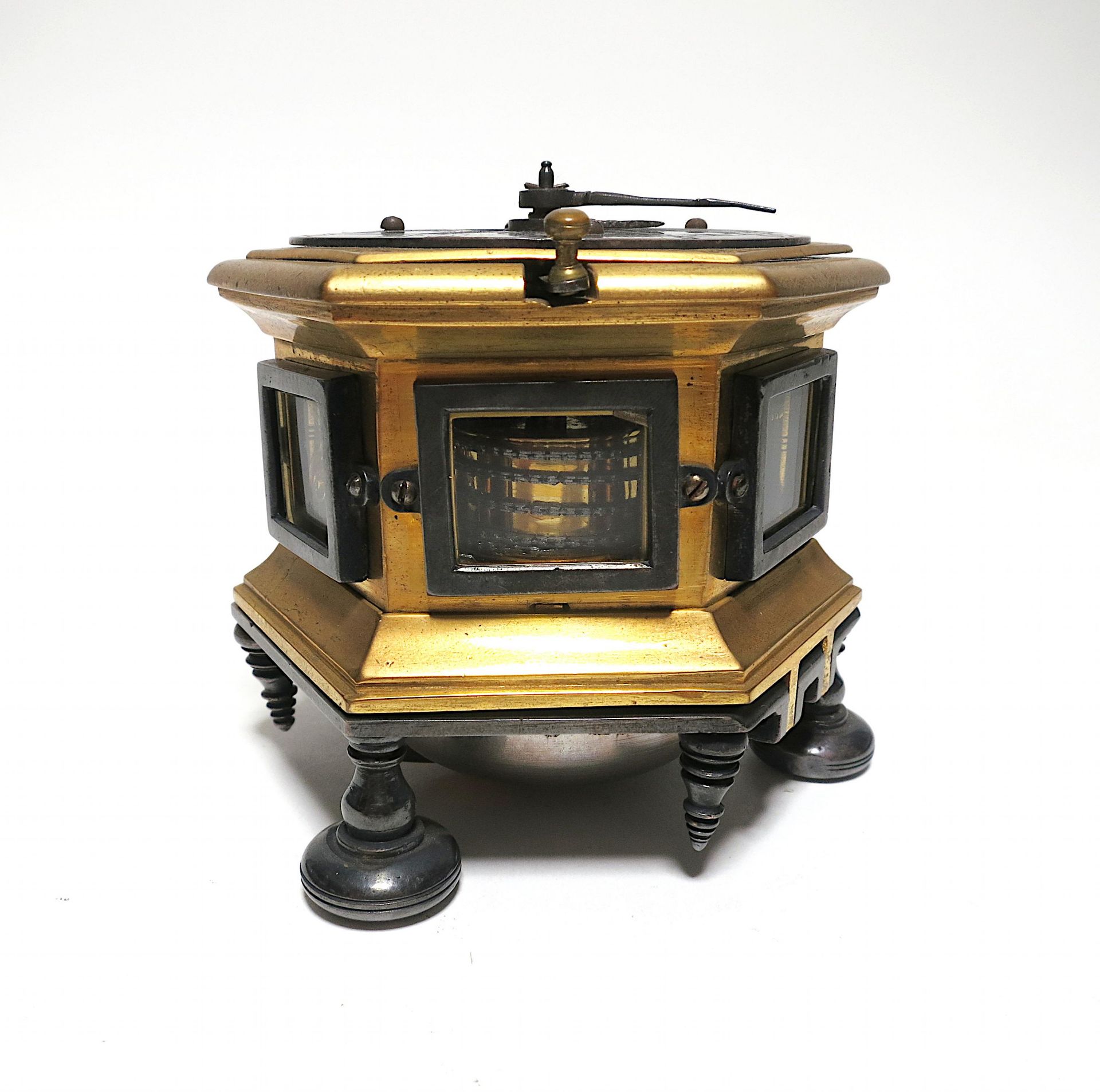 HEXAGONAL BAROQUE TABLE CLOCK MADE OF GILT BRONZE WITH RESIDUES OF SILVER PLATING AND GLASS. - Bild 6 aus 10