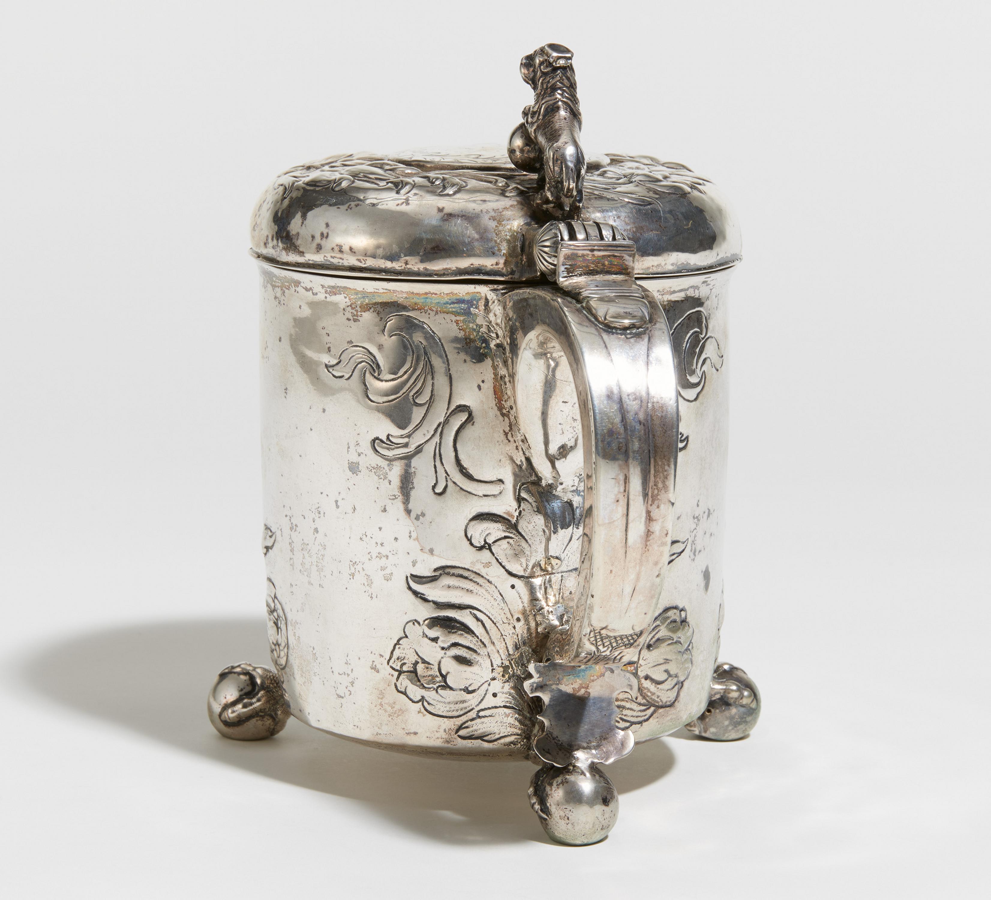 LARGE SILVER TANKARD WITH GILT INTERIOR AND BALL FEET. Presumably North Europe. Date: 18th - Image 2 of 4
