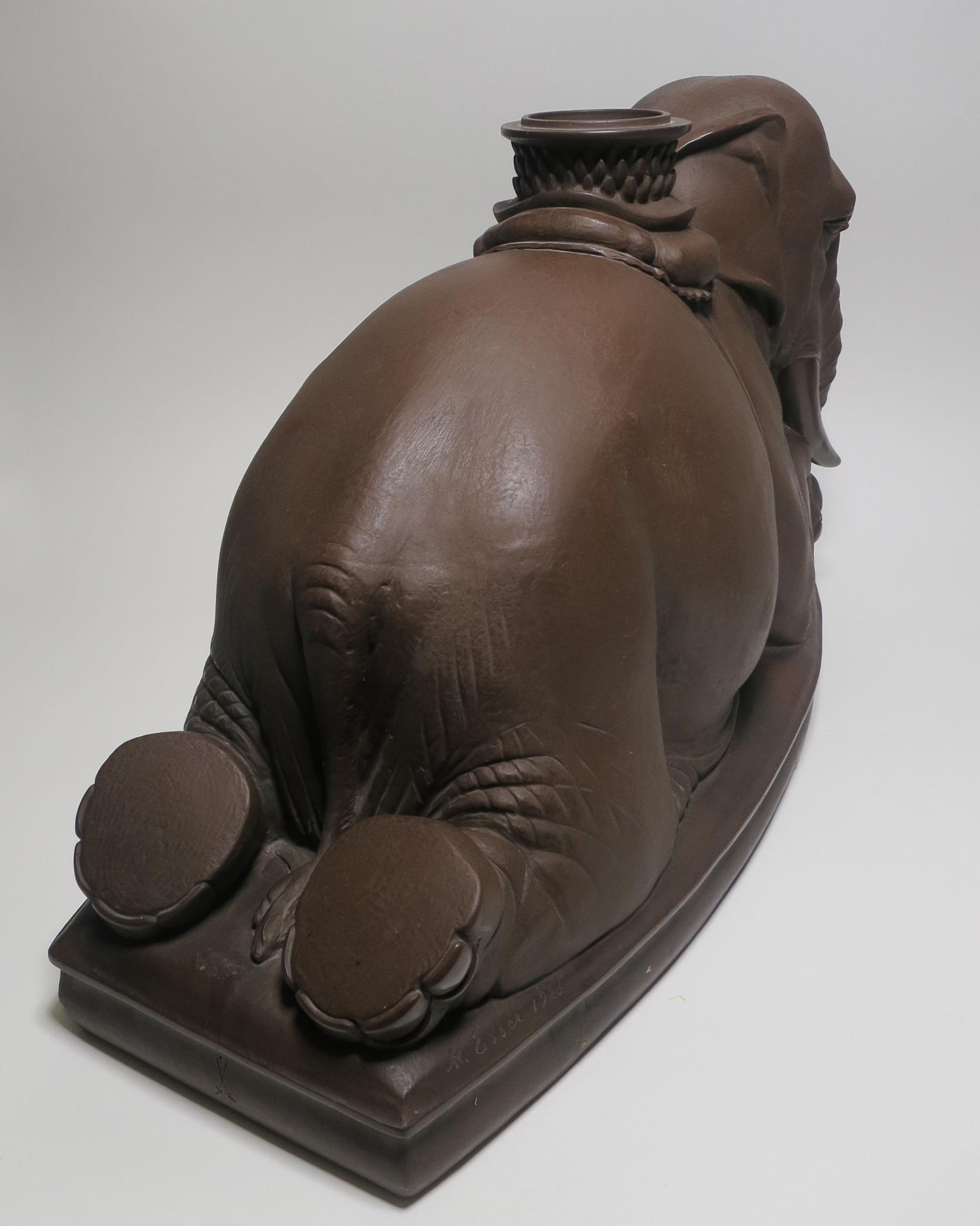 BÖTTGER STONEWARE FIGURINE OF A RESTING ELEPHANT. Meissen. Date: 1924-34. Maker/Designer: Model - Bild 6 aus 12