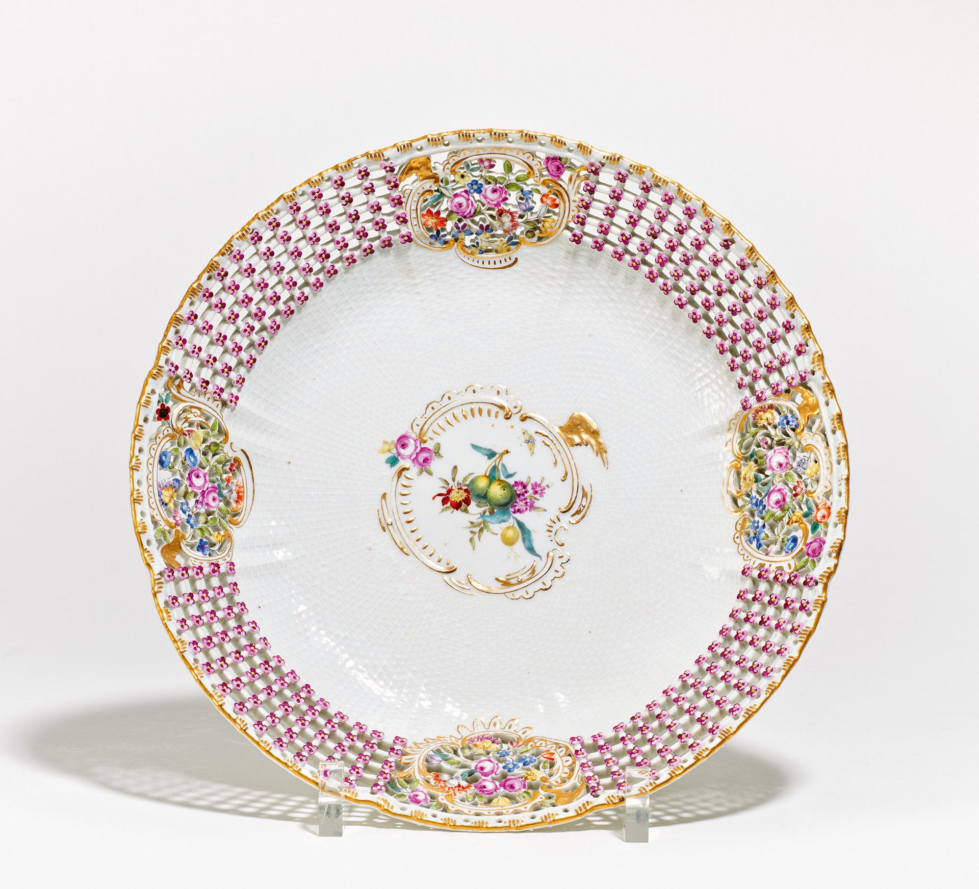 LARGE PORCELAIN DESSERT BOWL FROM THE SO CALLED "SCHWERIN-SERVICE". Meissen. Date: 1762/63.