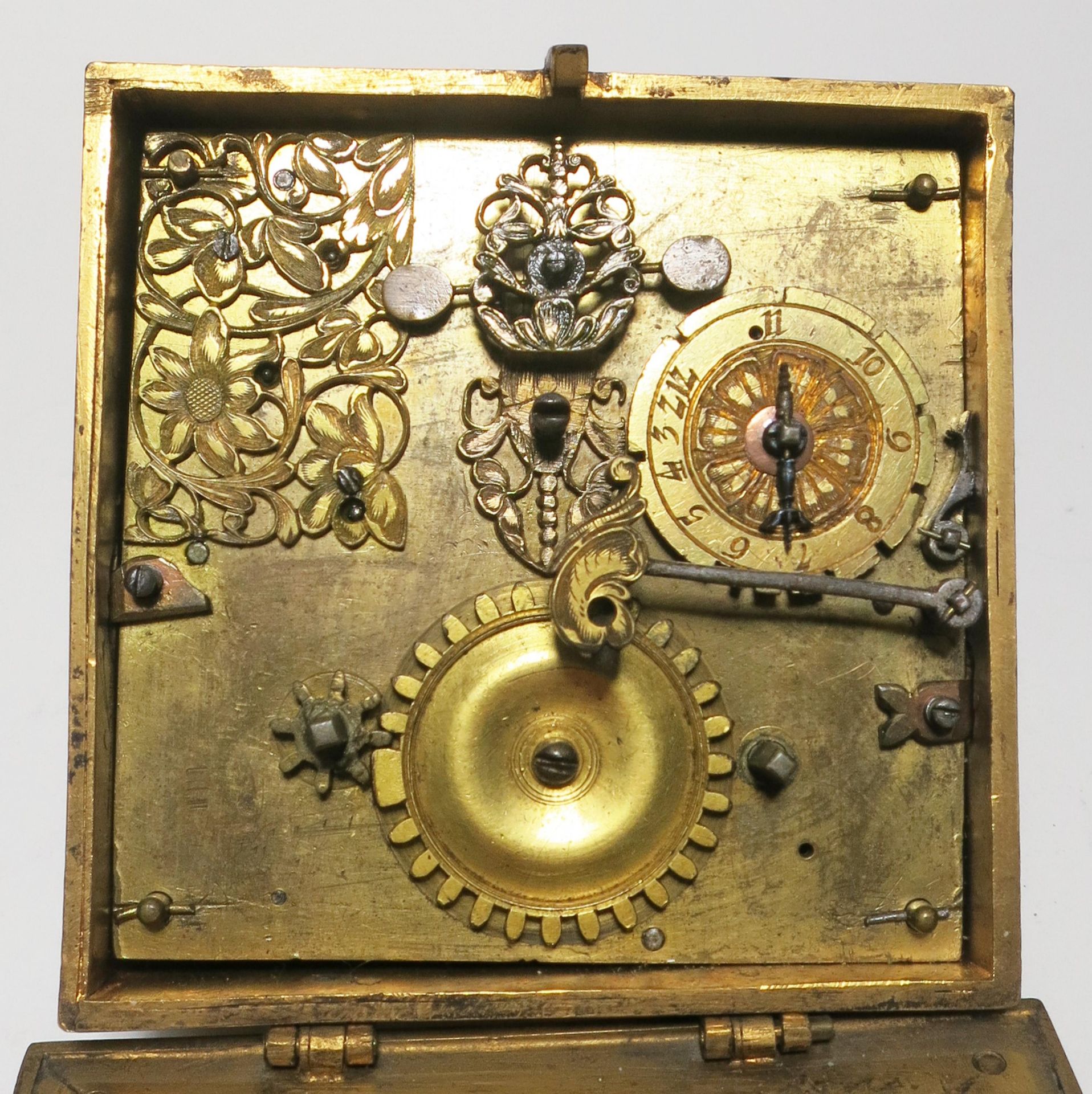 SQUARE SHAPED GILT BRONZE TABLE CLOCK. Germany. Date: 17th century. Technique: Gilt bronze and - Bild 8 aus 8