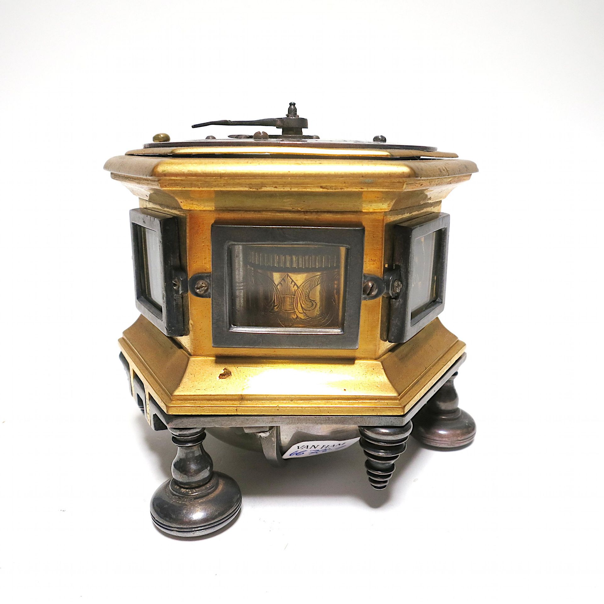 HEXAGONAL BAROQUE TABLE CLOCK MADE OF GILT BRONZE WITH RESIDUES OF SILVER PLATING AND GLASS. - Bild 8 aus 10