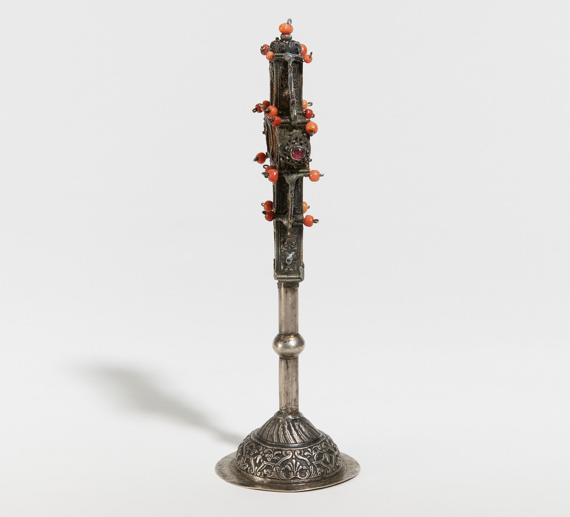 SMALL TABLE CROSS MADE OF SILVER, CORAL AND CEDAR WOOD. Mount Athos. Date: 18th century. - Bild 5 aus 5