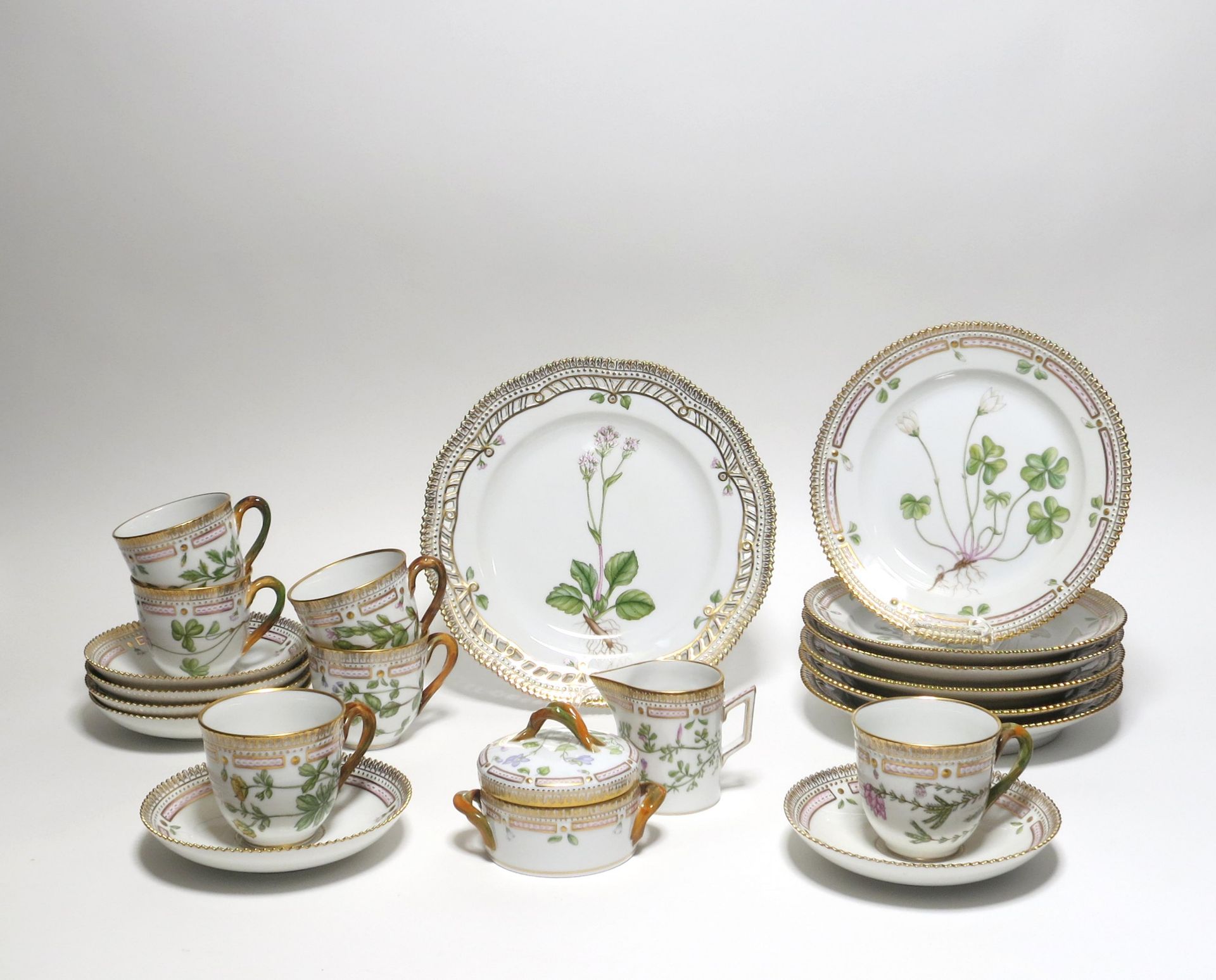 PORCELAIN COFFEE SERVICE "FLORA DANICA" FOR 6 PERSONS. Royal Copenhagen. Maker/Designer: Model J. - Bild 2 aus 6