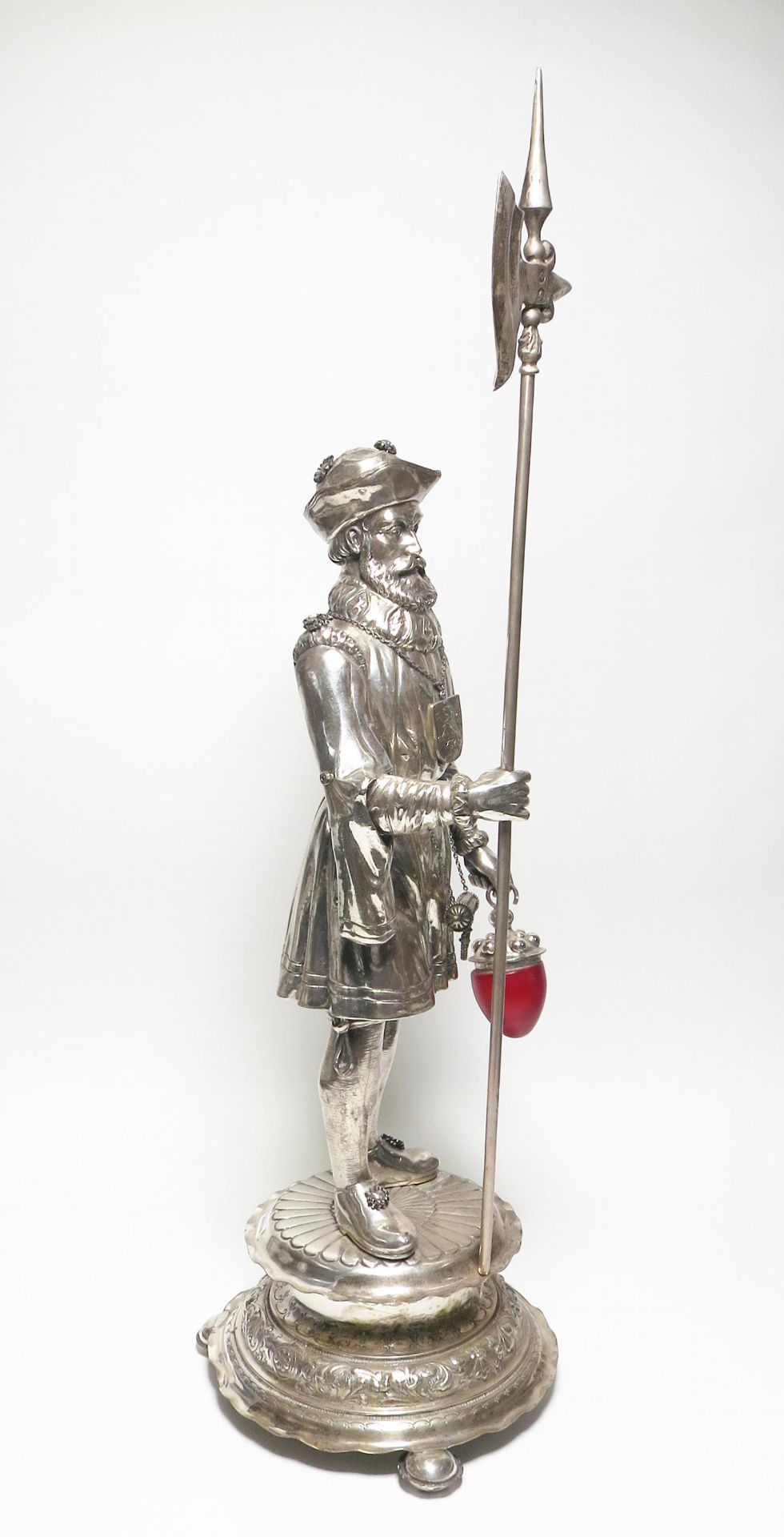 LARGE HISTORISM FIGURINE OF A NIGHT WATCHMAN WITH HALBERD MADE OF SILVER AND RED GLASS. Hanau. Date: - Bild 5 aus 6