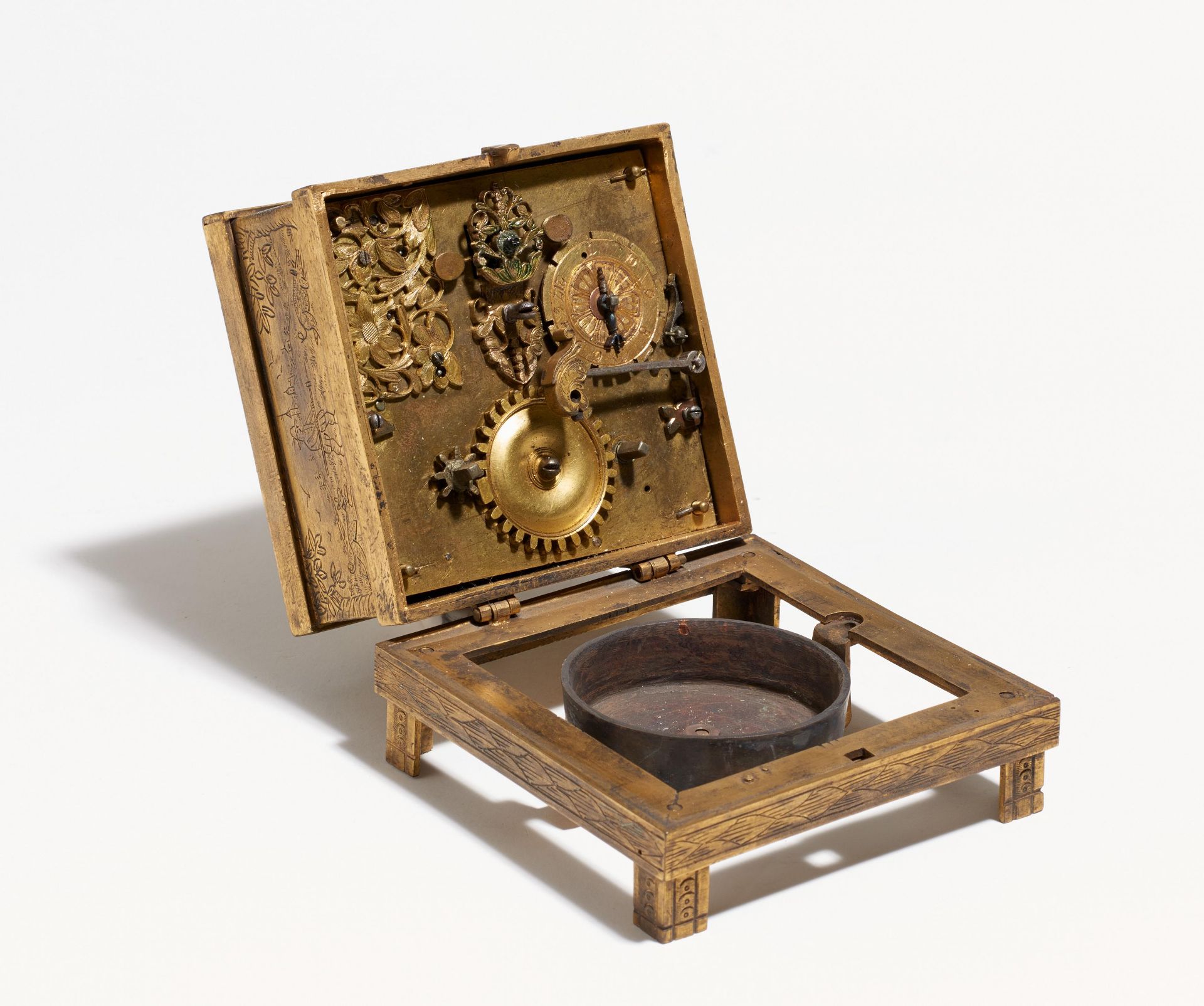 SQUARE SHAPED GILT BRONZE TABLE CLOCK. Germany. Date: 17th century. Technique: Gilt bronze and - Bild 2 aus 8