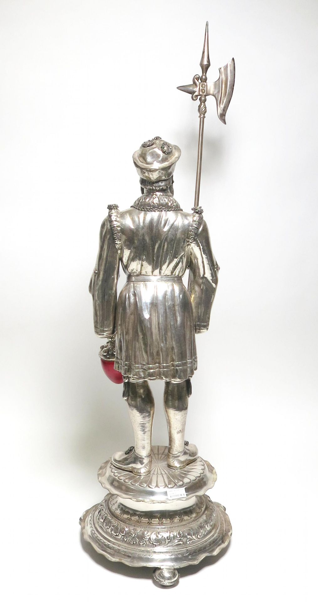 LARGE HISTORISM FIGURINE OF A NIGHT WATCHMAN WITH HALBERD MADE OF SILVER AND RED GLASS. Hanau. Date: - Bild 4 aus 6