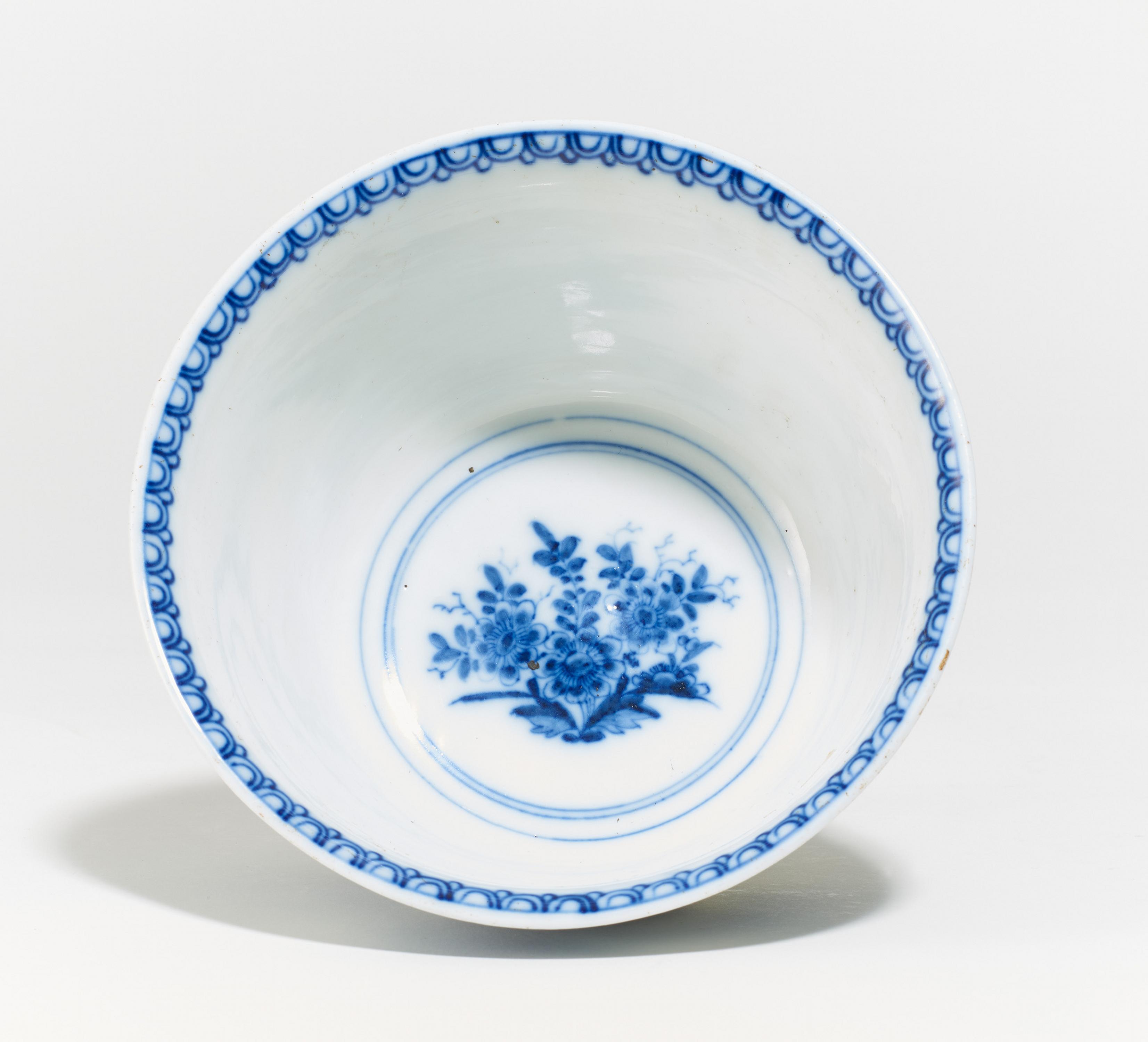 PORCELAIN SLOP BOWL WITH CHINOISE DECOR. Meissen. Date: Around 1724-1730. Technique: Porcelain - Image 4 of 5