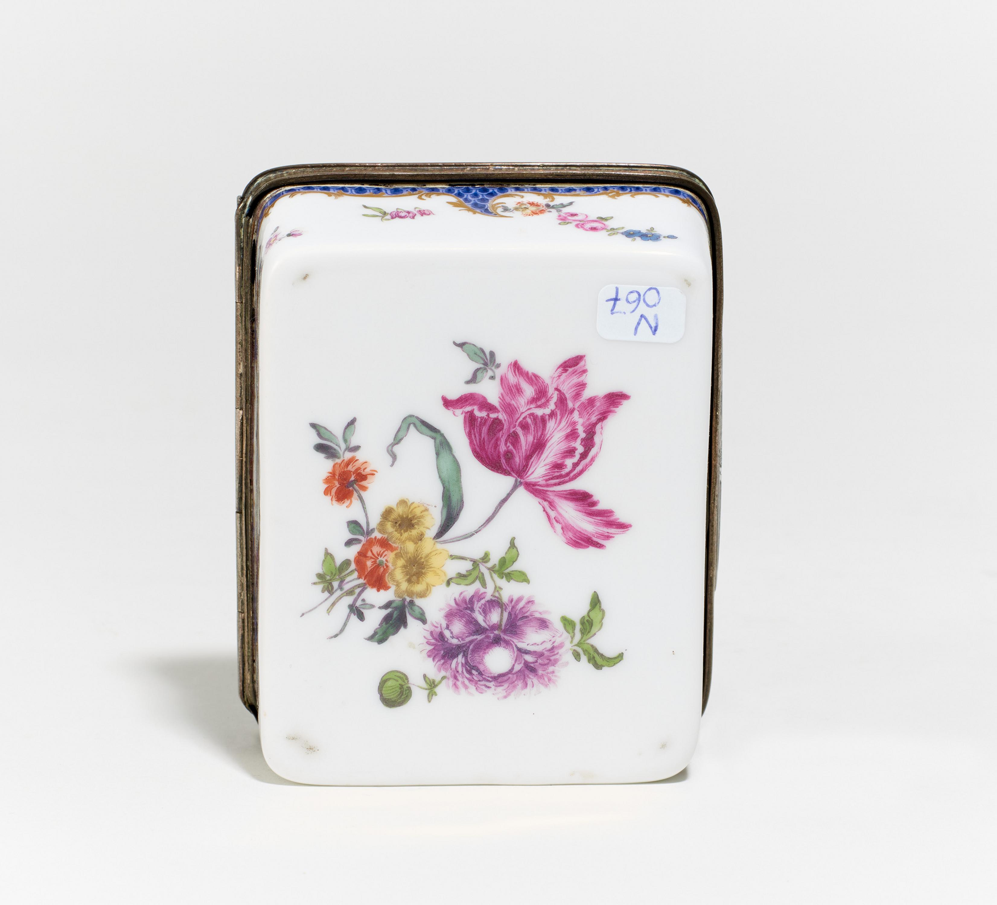 PORCELAIN SNUFF BOX WITH MYTHOLOGICAL SCENE AND SILVER MOUNTING. Presumably Thuringia. Date: - Image 3 of 3