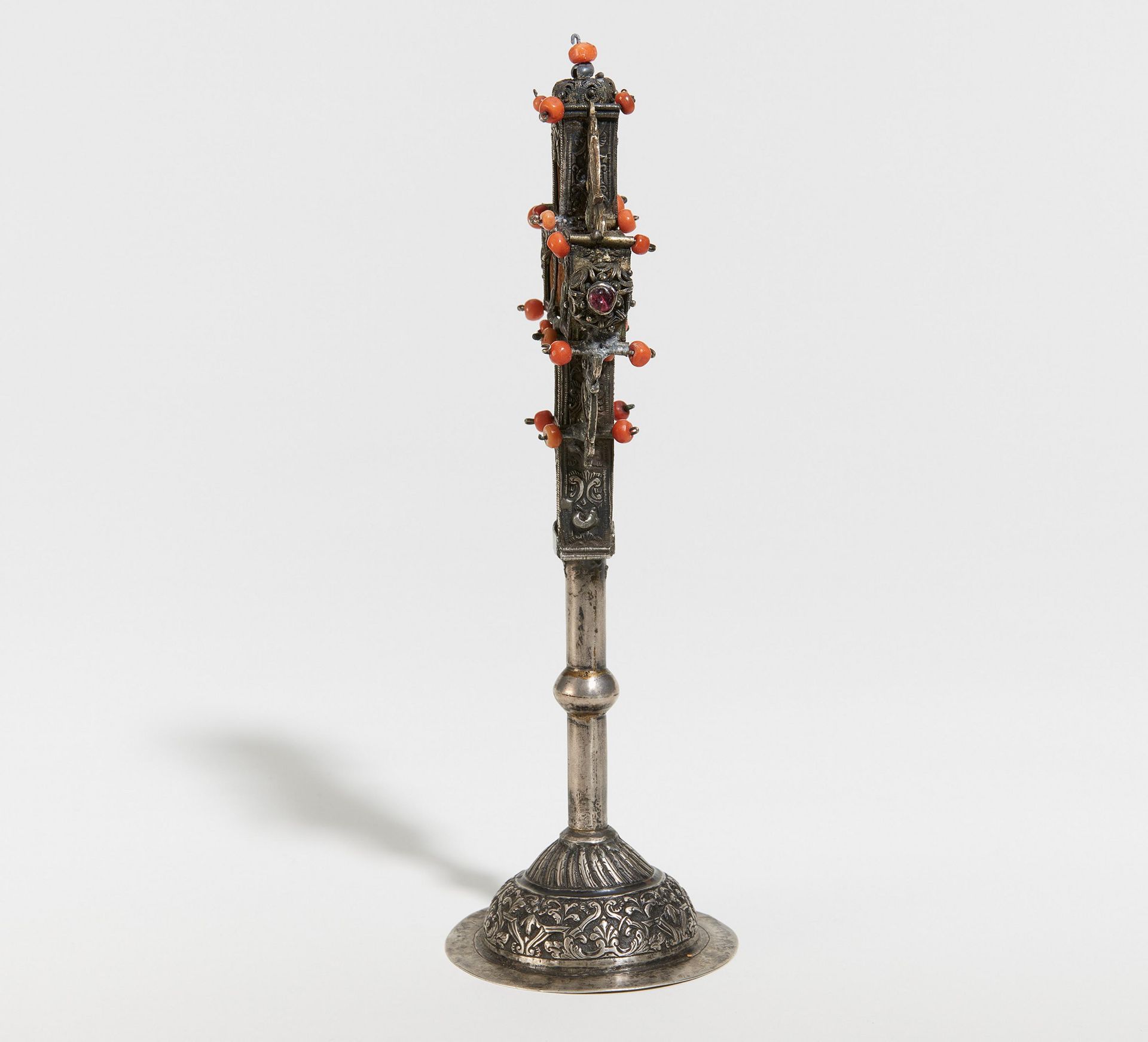 SMALL TABLE CROSS MADE OF SILVER, CORAL AND CEDAR WOOD. Mount Athos. Date: 18th century. - Bild 3 aus 5