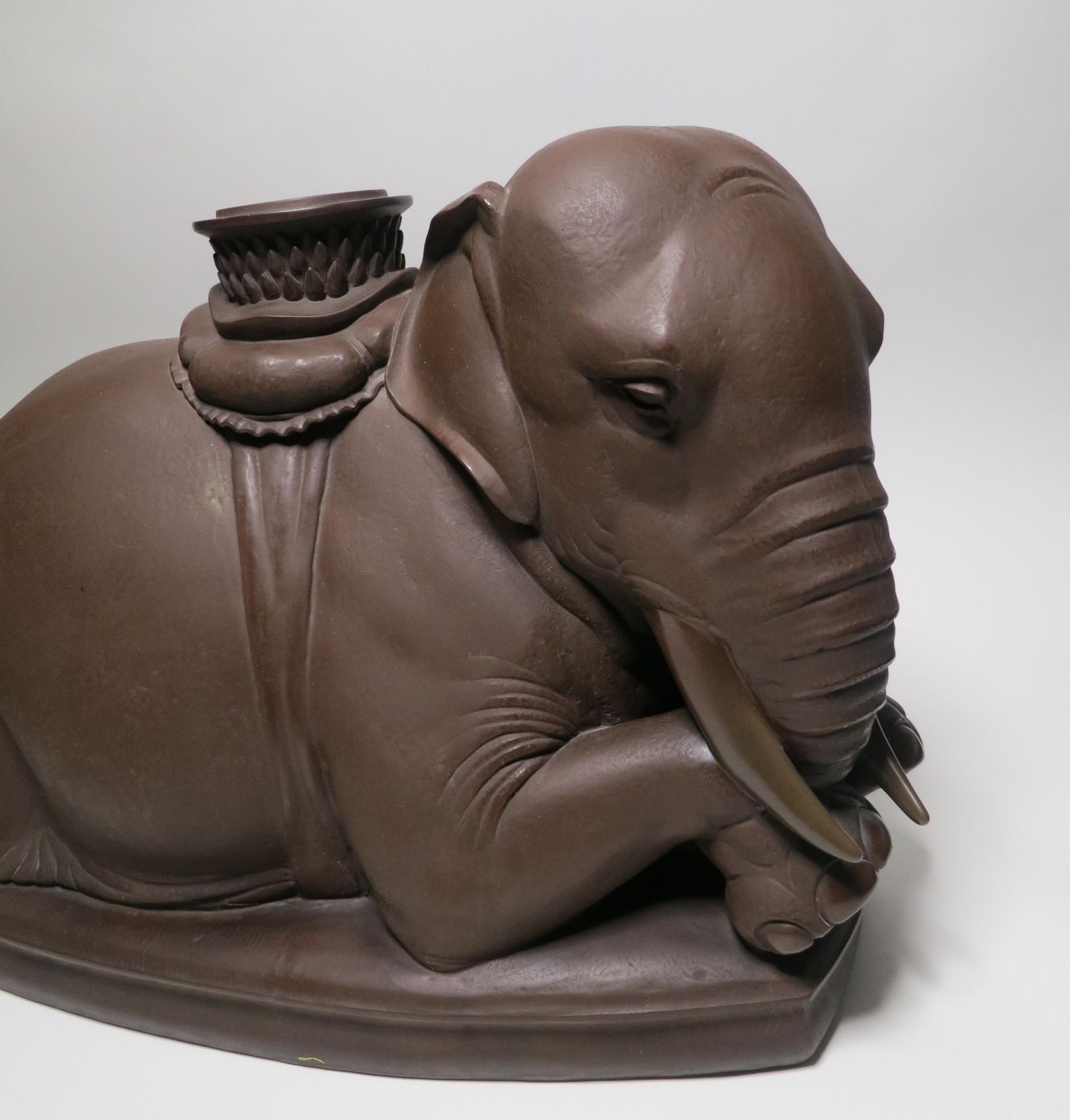 BÖTTGER STONEWARE FIGURINE OF A RESTING ELEPHANT. Meissen. Date: 1924-34. Maker/Designer: Model - Bild 4 aus 12