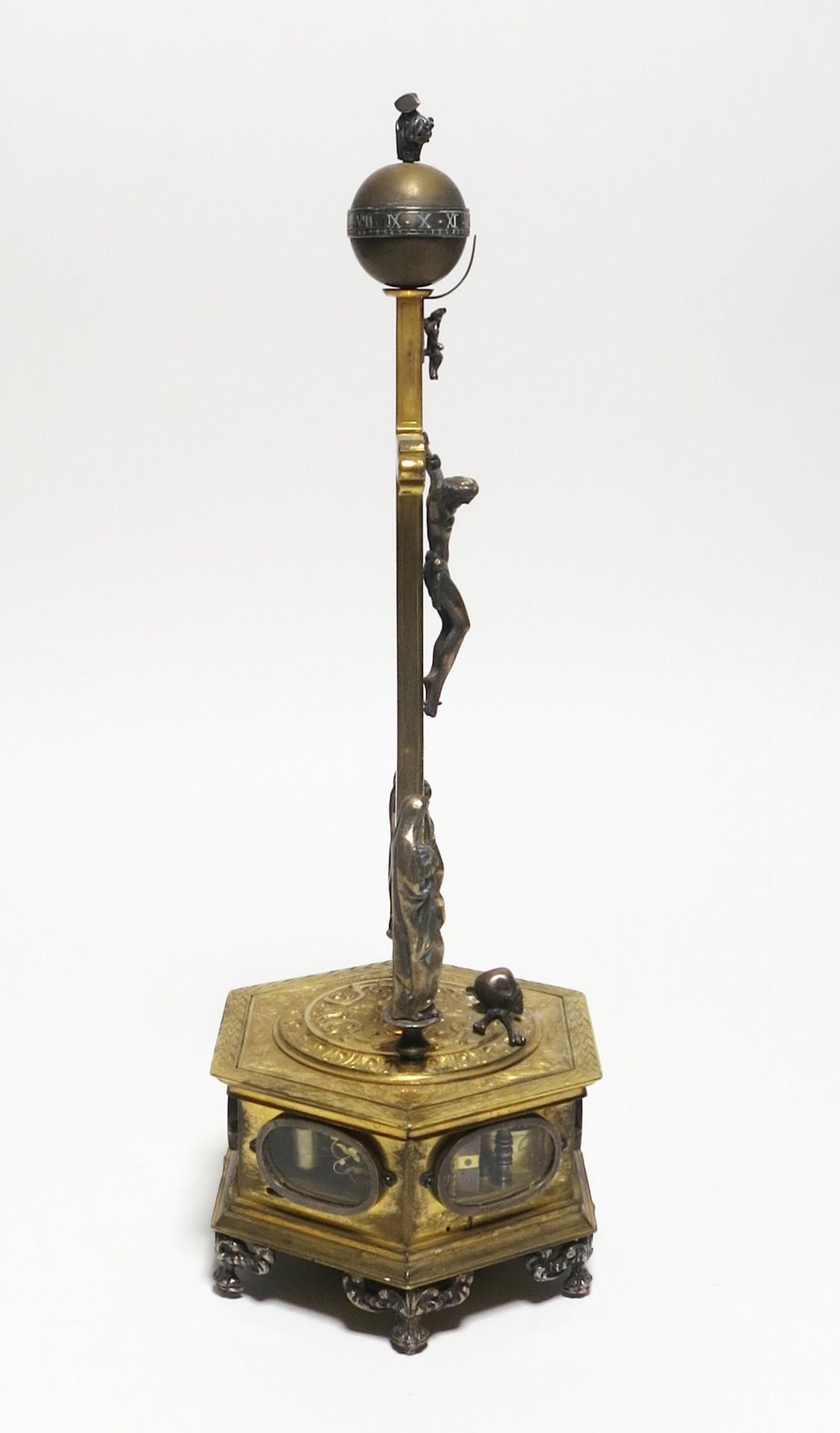 RENAISSANCE CRUCIFIX CLOCK MADE OF GILT AND SILVER-PLATED BRONZE, BRASS AND GLASS. Königsberg. Date: - Bild 5 aus 5