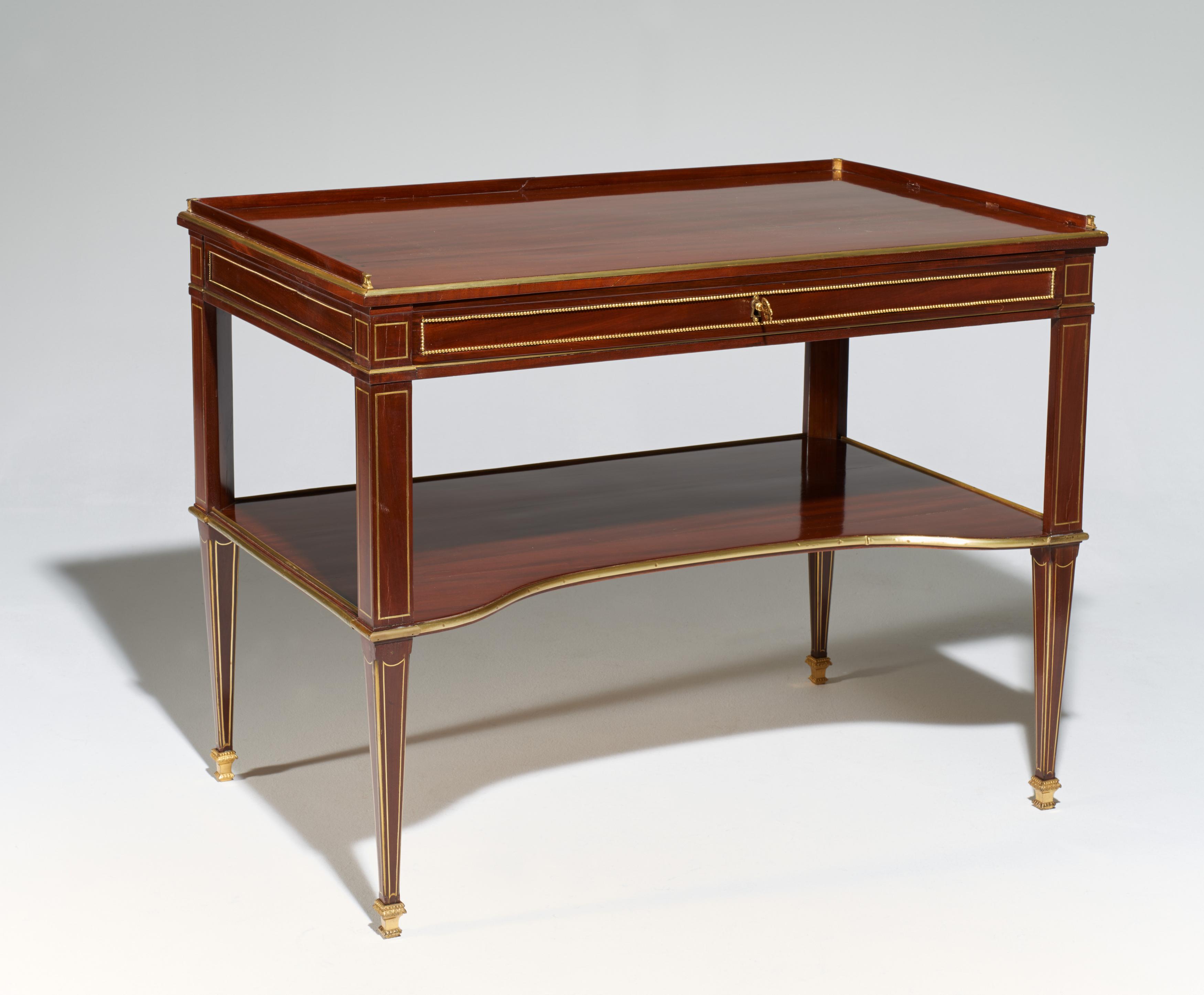 CLASSICISTICAL WRITING DESK MADE OF MAHOGANY ON SOFTWOOD AND LIME WOOD WITH CHERRY WOOD VENEER. - Image 2 of 4