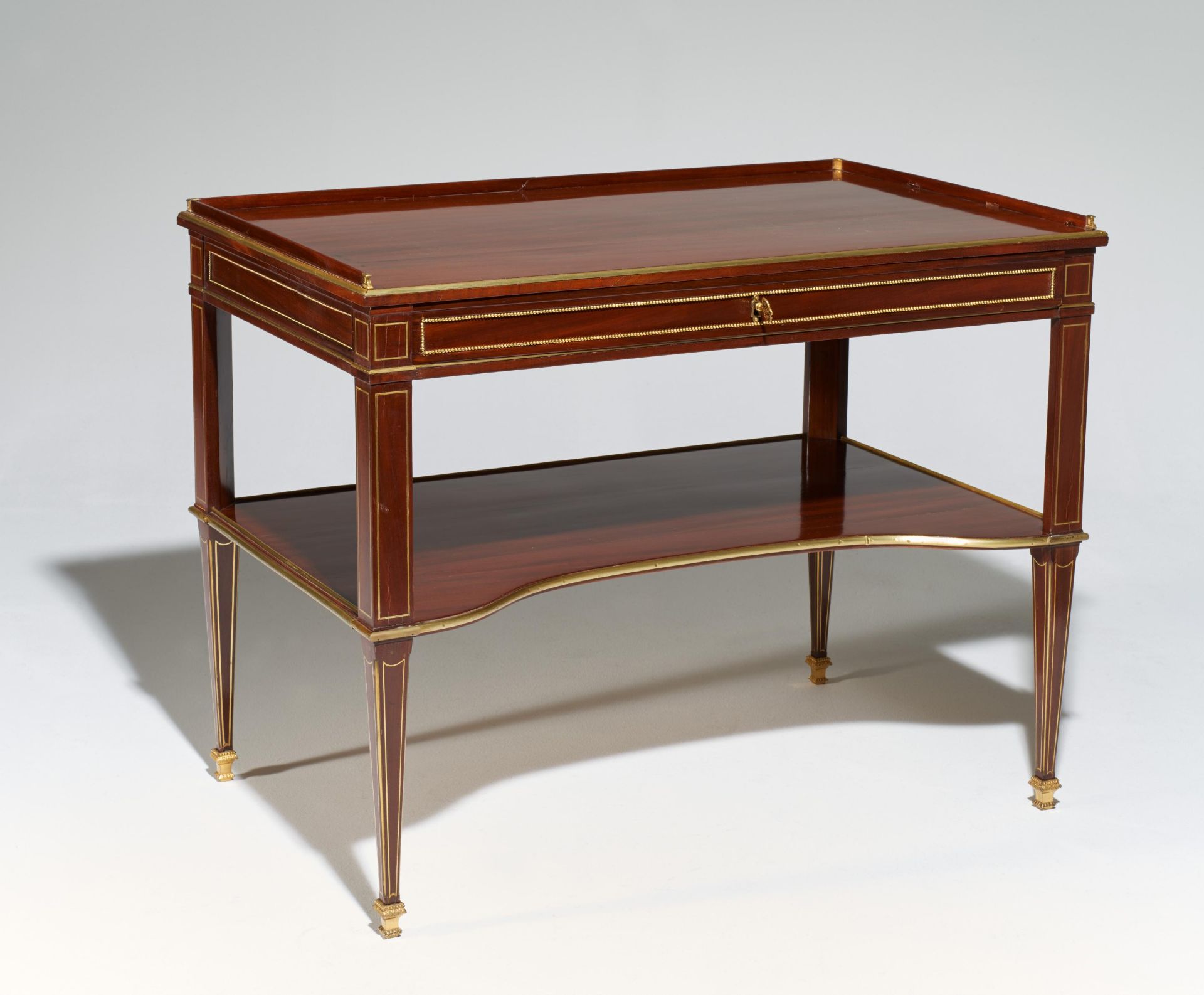 CLASSICISTICAL WRITING DESK MADE OF MAHOGANY ON SOFTWOOD AND LIME WOOD WITH CHERRY WOOD VENEER. - Bild 2 aus 4