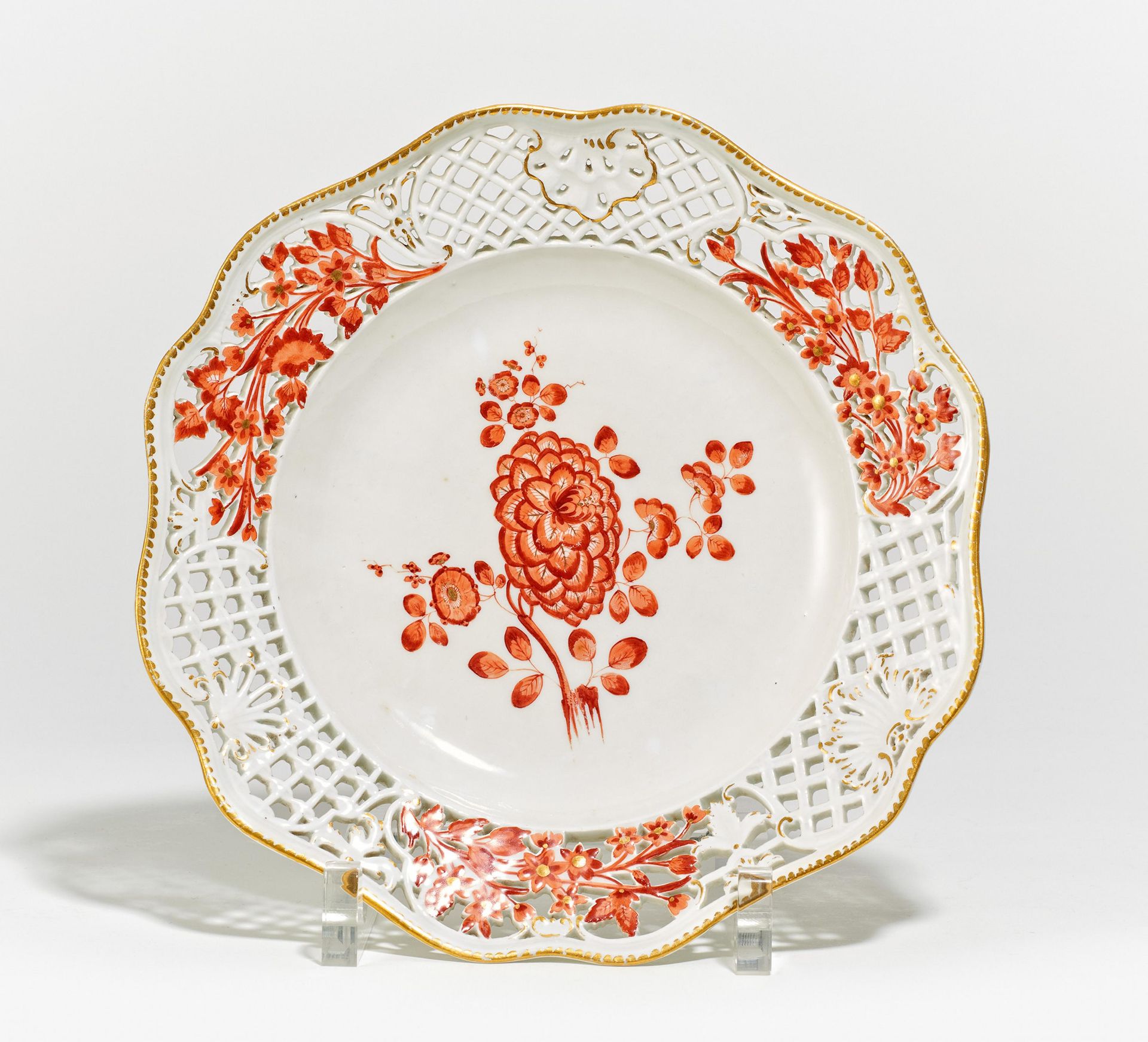 PORCELAIN DESSERT PLATE FROM THE SO CALLED "MÖLLENDORFF-SERVICE". Meissen. Date: Around 1763.