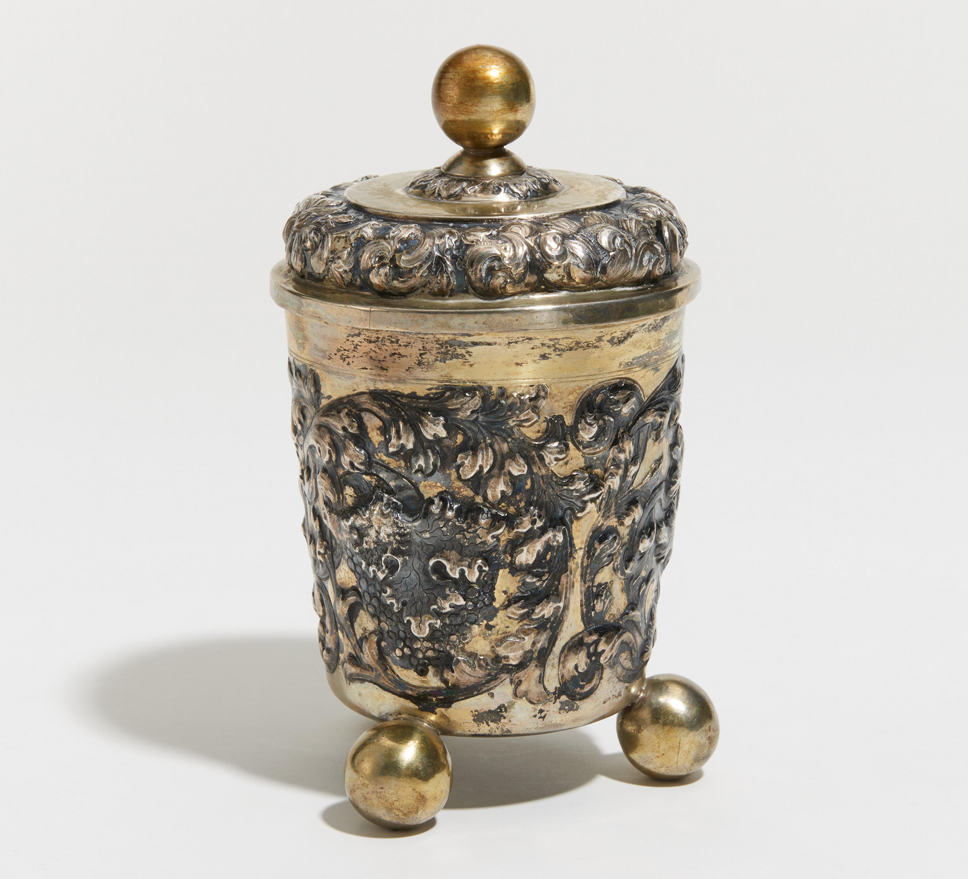 PARTIALLY GILT SILVER BEAKER WITH COVER AND BALL FEET. Erfurt. Date: Around 1700. Maker/Designer: - Image 4 of 6