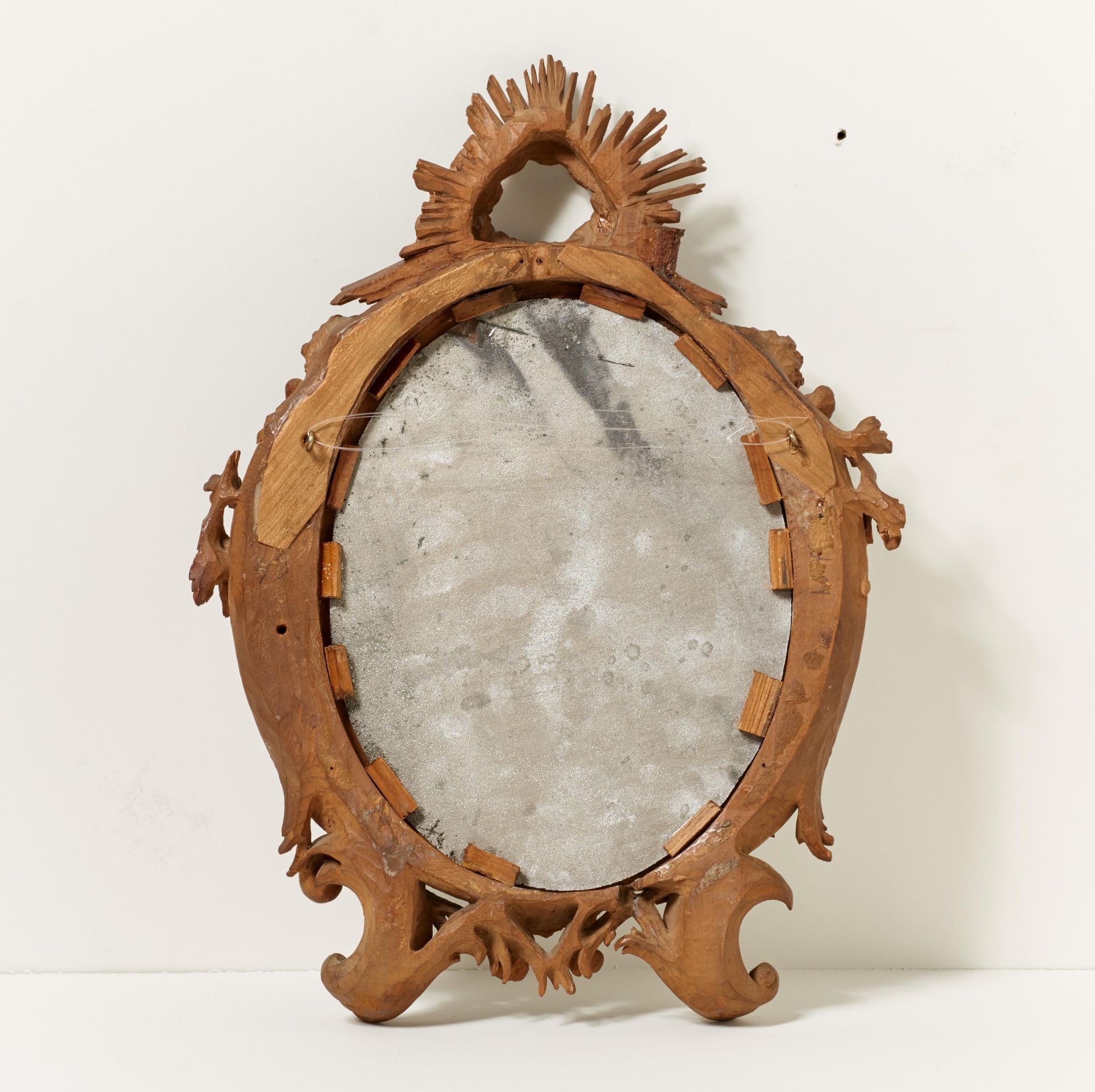 SMALL PEAR WOOD ROCOCO MIRROR CARTOUCHE OF MUSEUM-LIKE QUALITY. Würzburg. Date: Around 1770-75. - Bild 2 aus 2