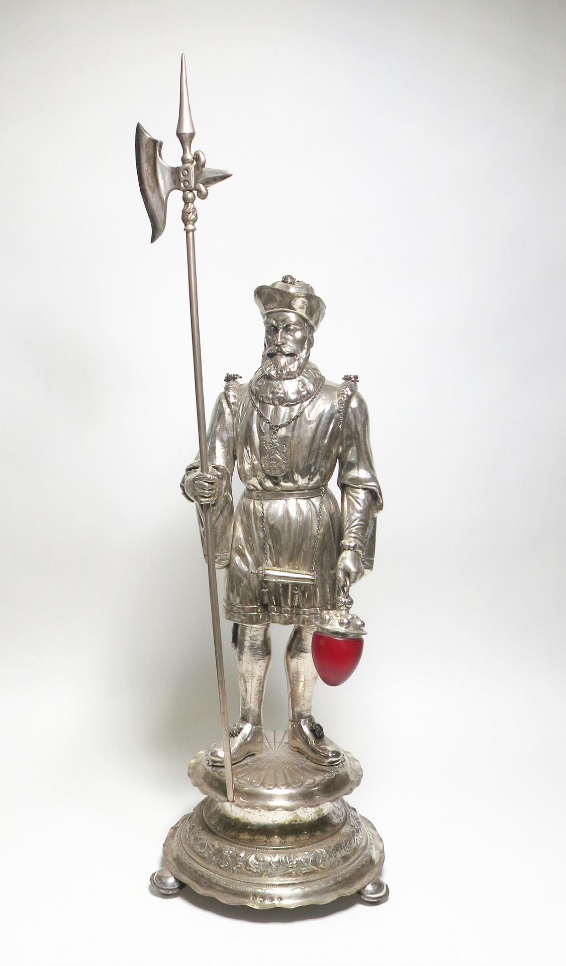 LARGE HISTORISM FIGURINE OF A NIGHT WATCHMAN WITH HALBERD MADE OF SILVER AND RED GLASS. Hanau. Date: - Bild 2 aus 6