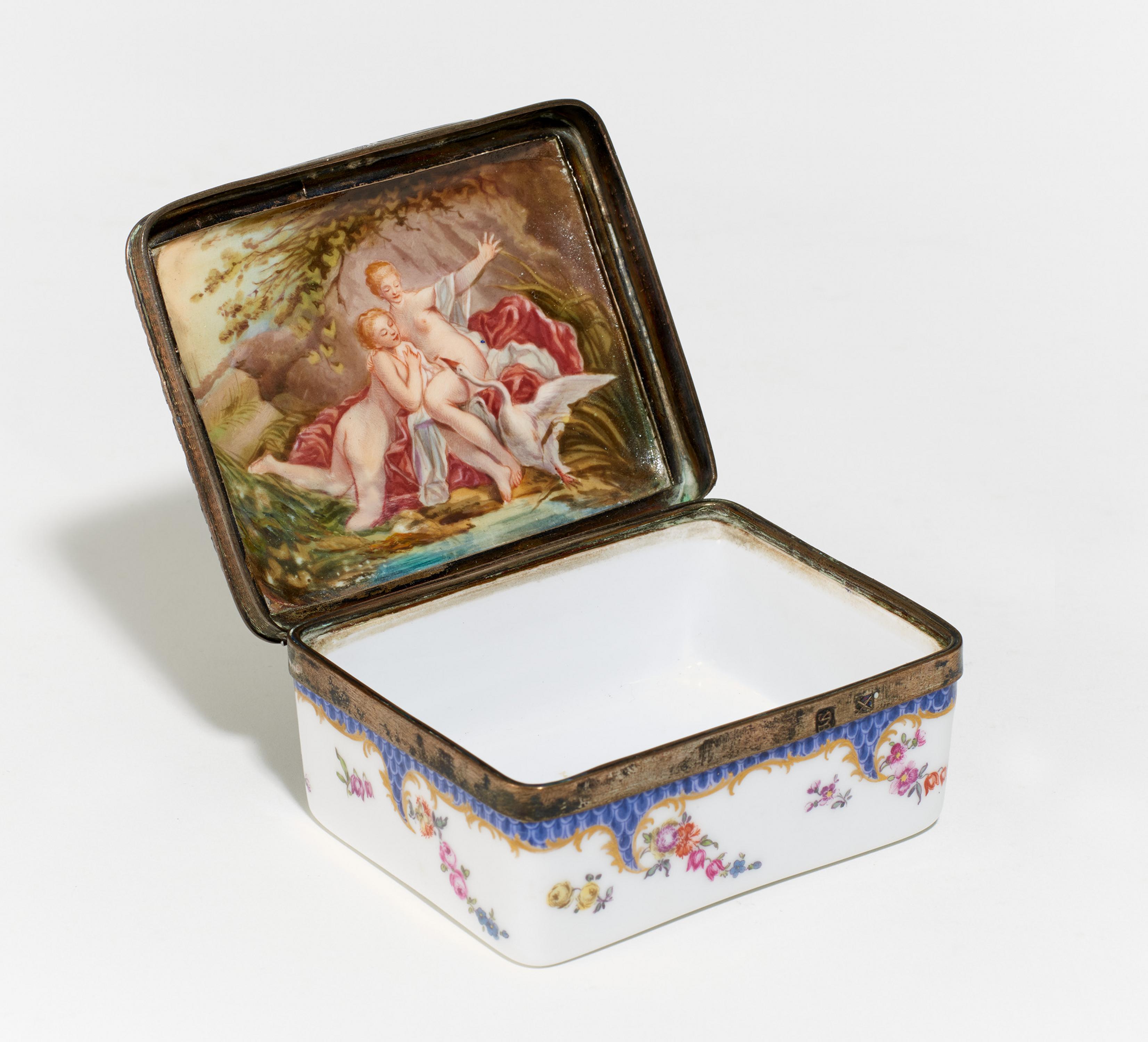 PORCELAIN SNUFF BOX WITH MYTHOLOGICAL SCENE AND SILVER MOUNTING. Presumably Thuringia. Date: - Image 2 of 3