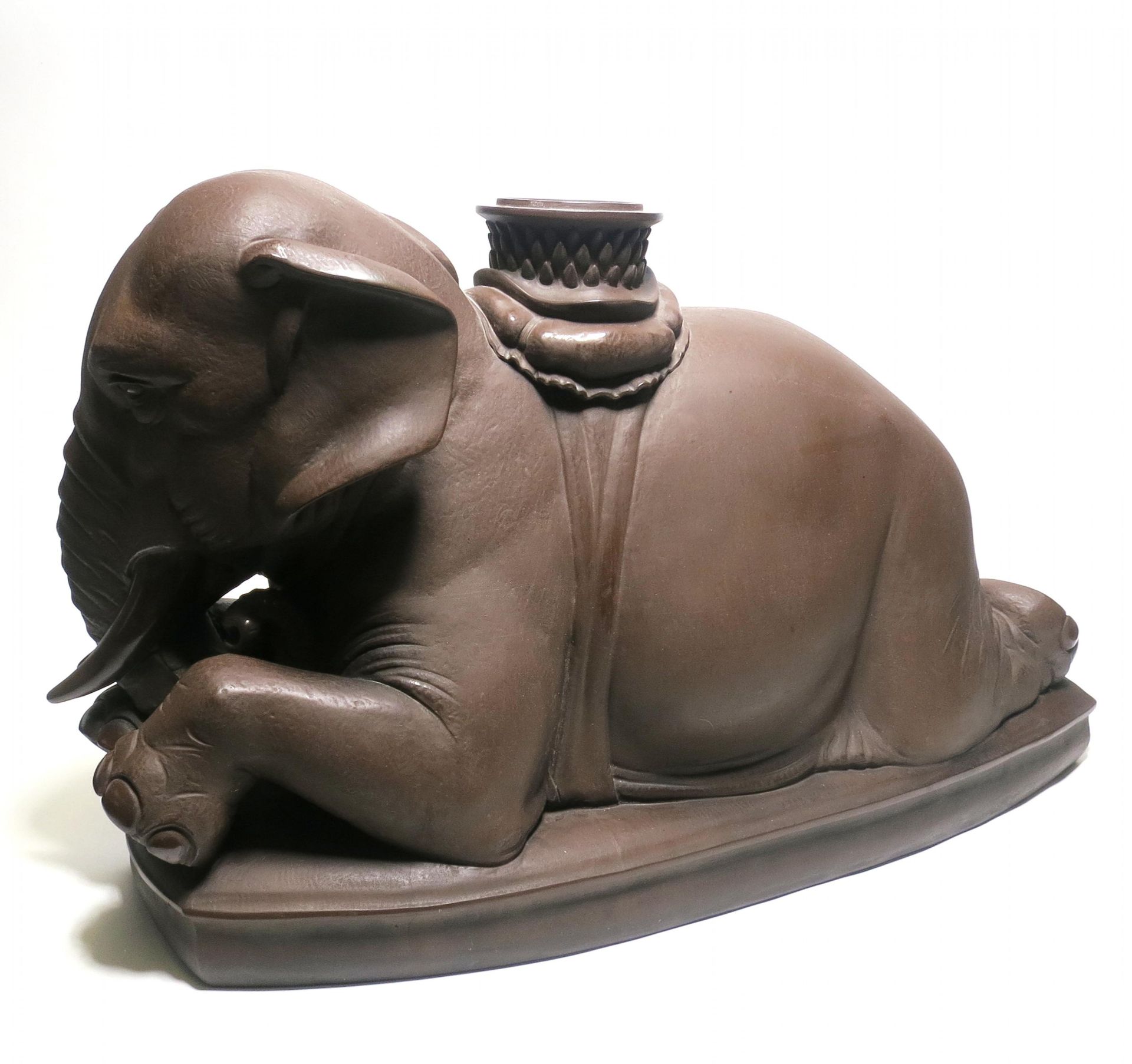 BÖTTGER STONEWARE FIGURINE OF A RESTING ELEPHANT. Meissen. Date: 1924-34. Maker/Designer: Model - Bild 3 aus 12