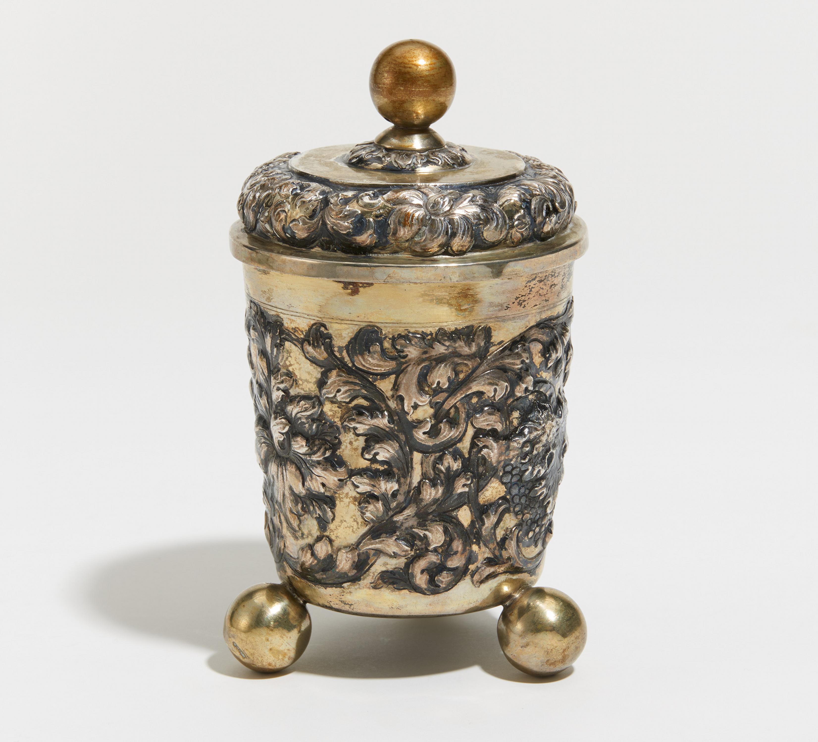 PARTIALLY GILT SILVER BEAKER WITH COVER AND BALL FEET. Erfurt. Date: Around 1700. Maker/Designer: - Image 3 of 6