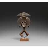 KOTA, Gabon/Central Africa. Reliquary figure. Brass, copper and wood, with dark patina. 43 x 25,5