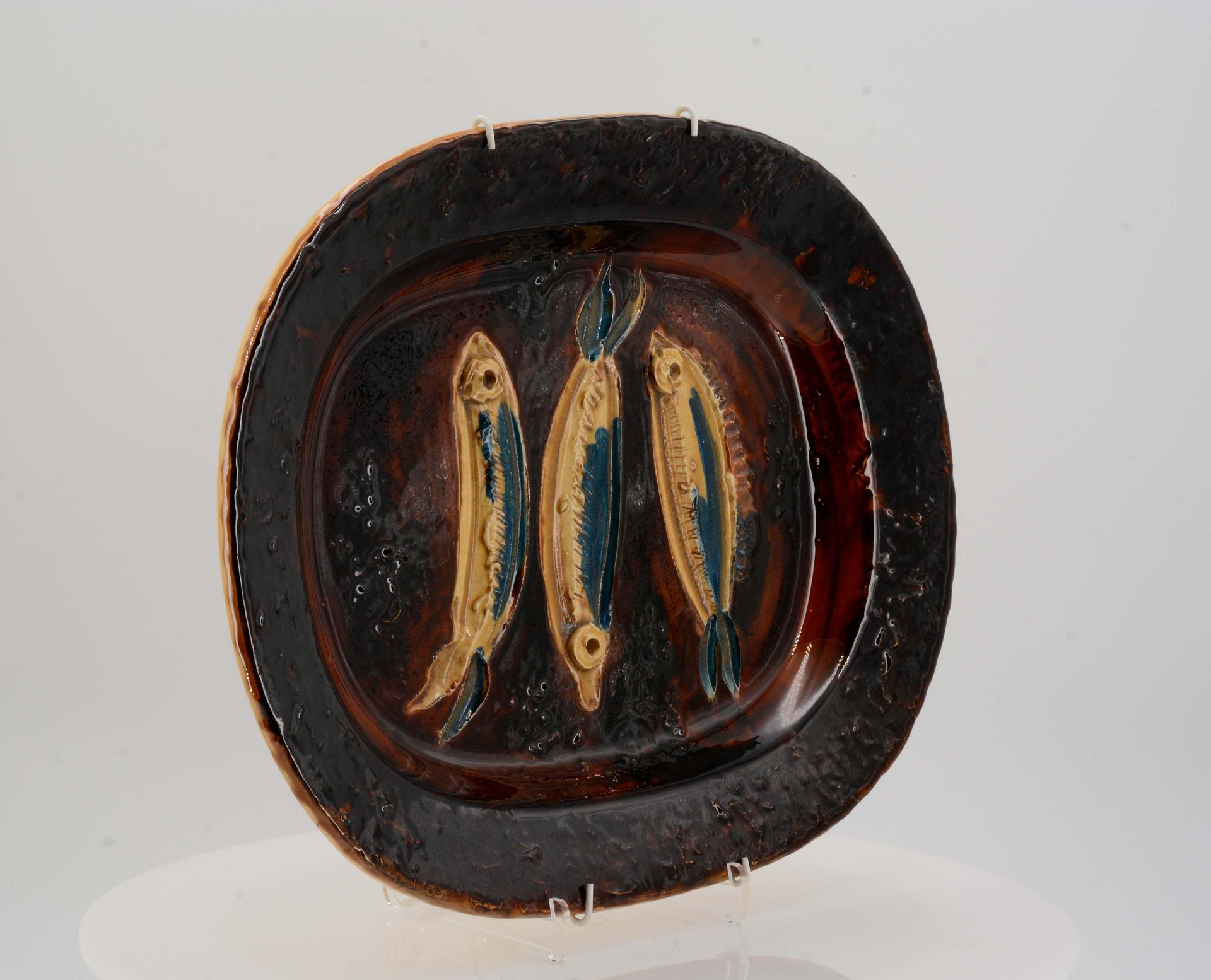 Picasso, Pablo1881 Malaga - 1973 MouginsThree sardines. 1947. White earthenware clay, polychromed - Image 9 of 9