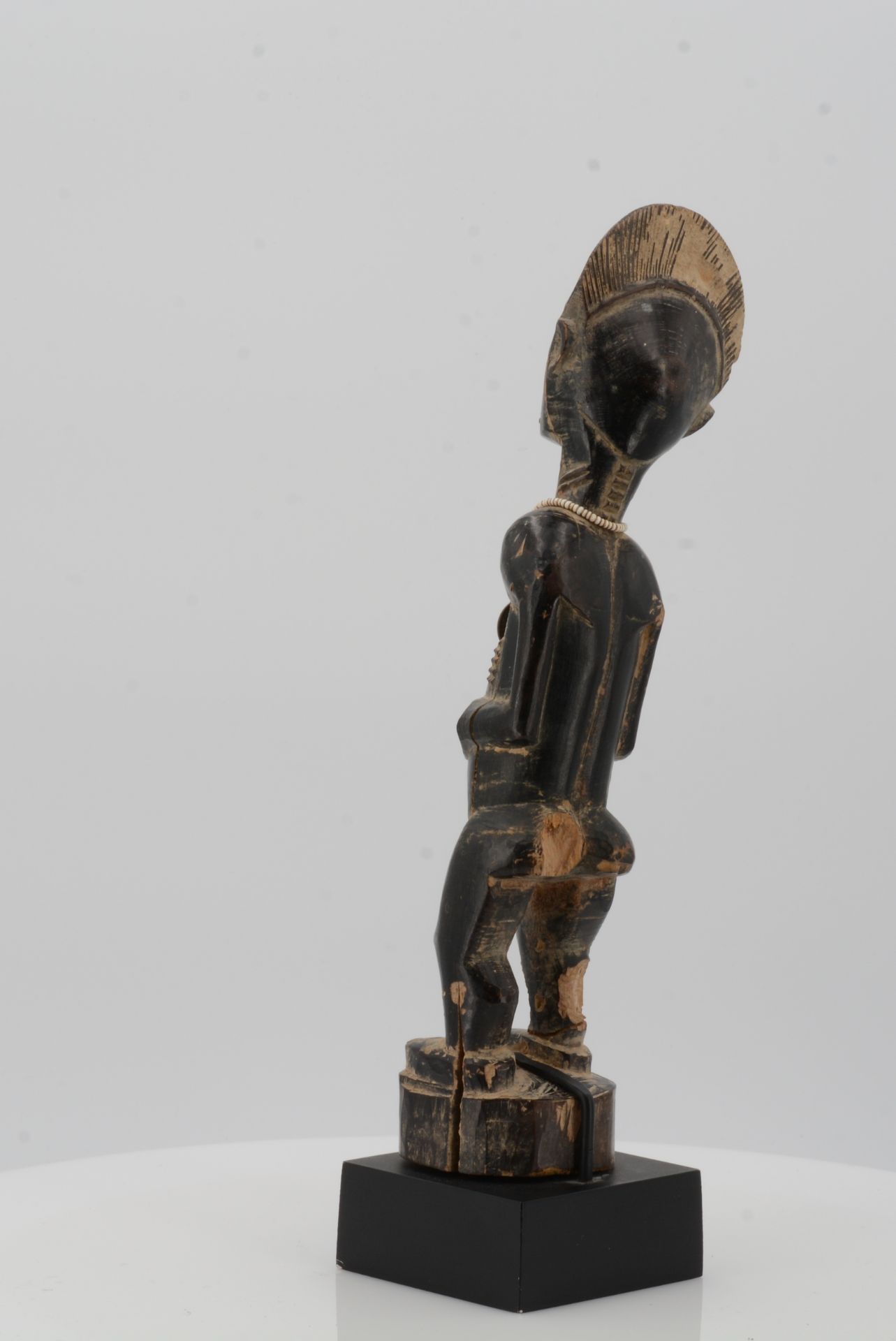 BAULE, Ivory Coast. Male figure. Wood, pearl necklace with a French coin (50 centimes), dark patina. - Bild 7 aus 9