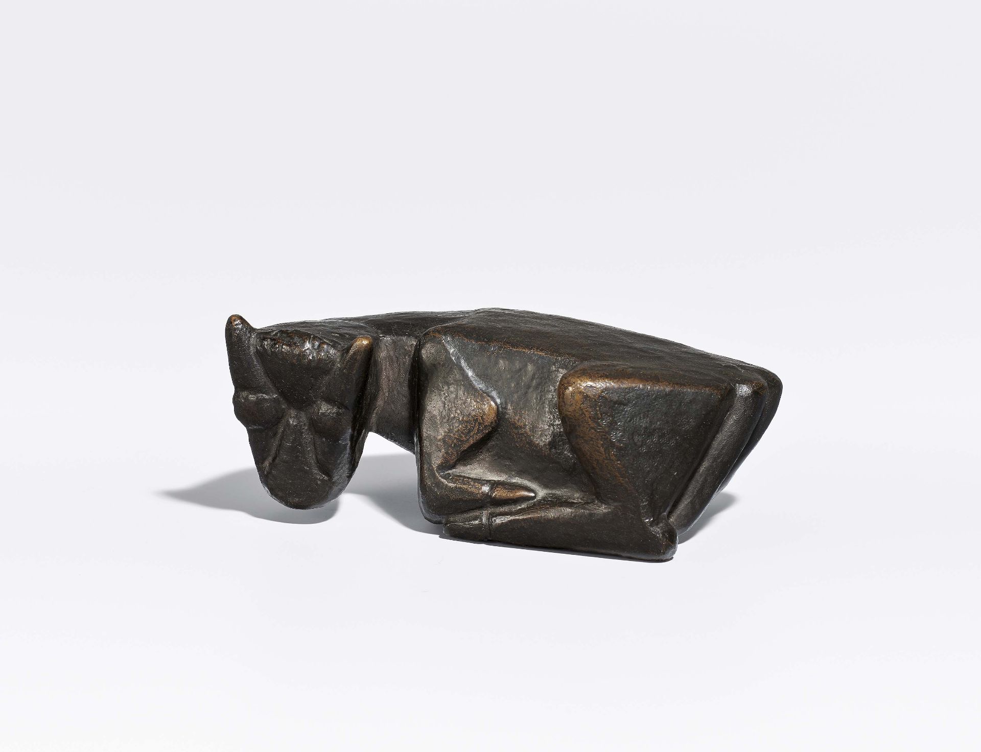 Mataré, Ewald1887 Aachen - 1965 BüderichLiegende Kuh. 1945 (design). Bronze, patinated black. 5 x 12