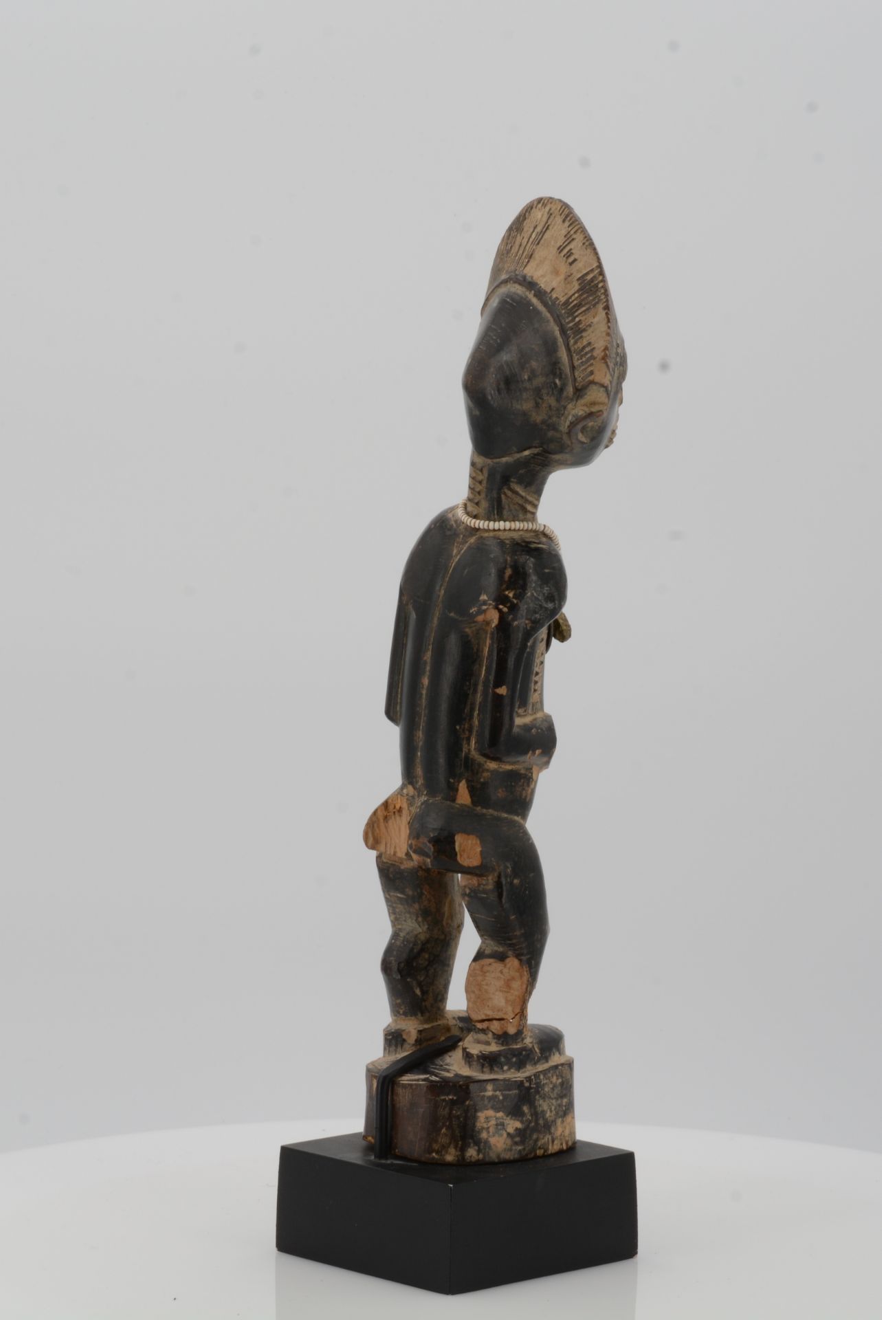 BAULE, Ivory Coast. Male figure. Wood, pearl necklace with a French coin (50 centimes), dark patina. - Bild 5 aus 9