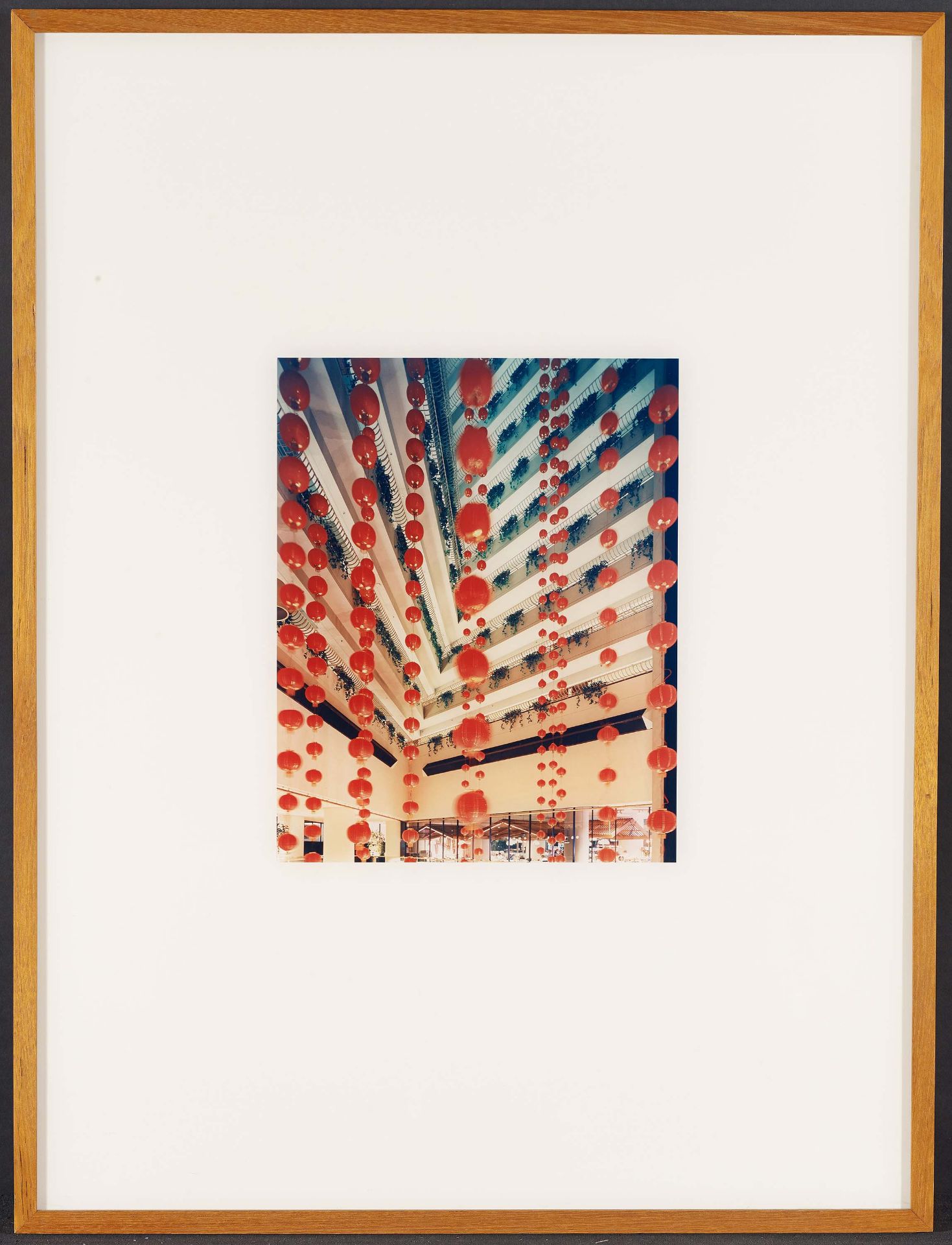 Gursky, Andreas1955 Leipzig"Singapore II". 1997. C-print/diasec. 32 x 27cm (80 x 60cm). Signed, - Bild 2 aus 4