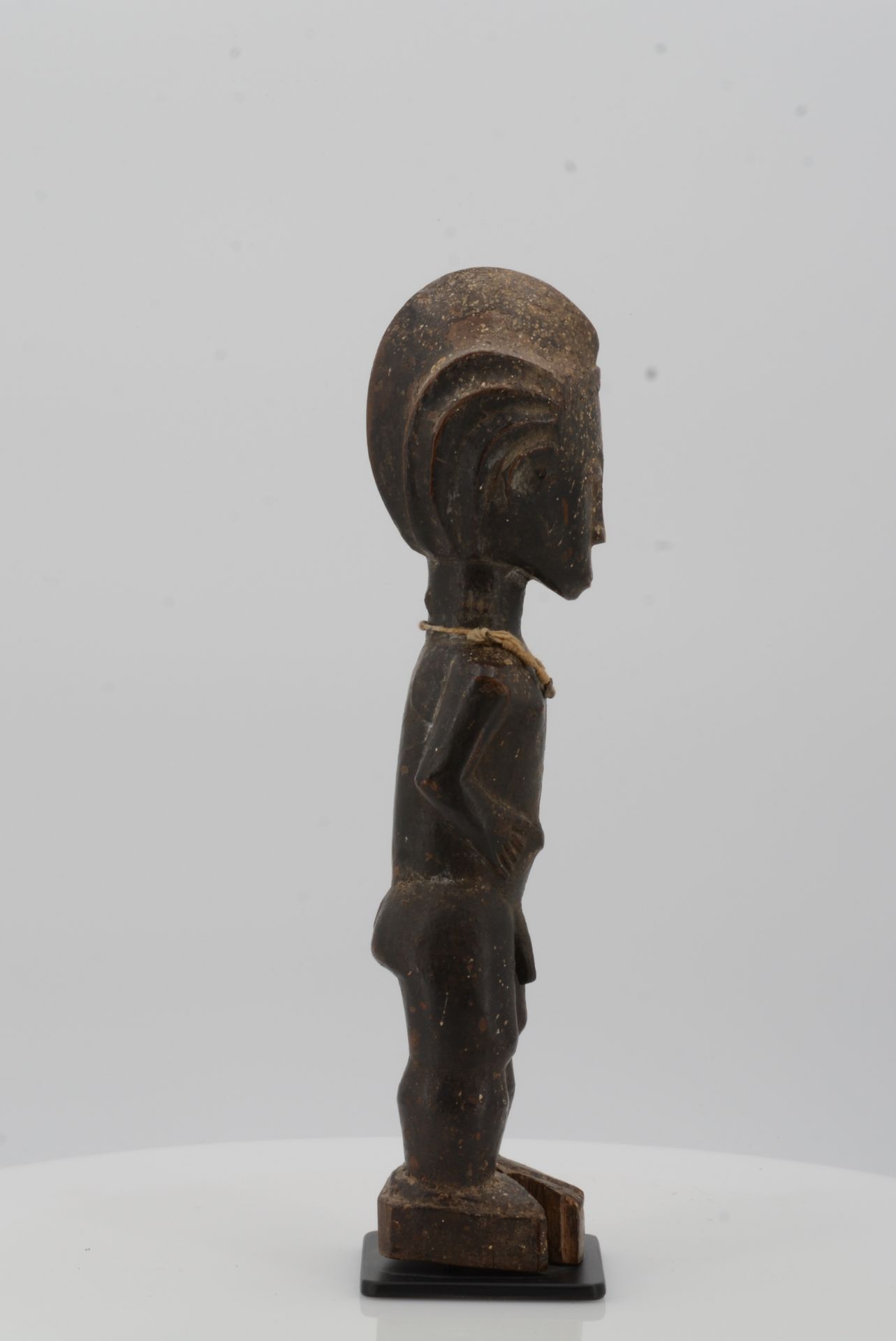 BAULE, Ivory Coast. Male figure. Wood, string necklace with small piece of metal, encrusted - Bild 4 aus 9