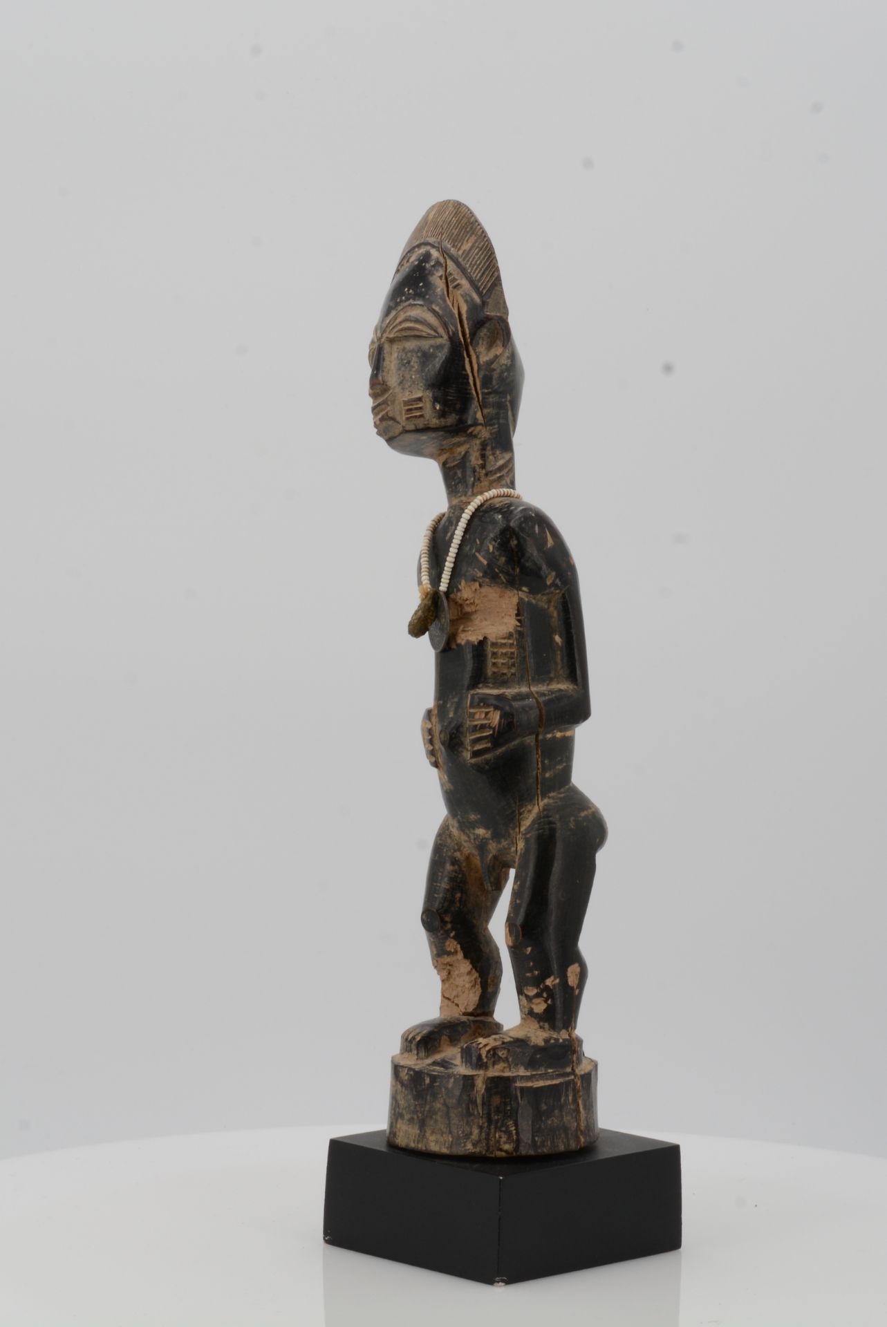 BAULE, Ivory Coast. Male figure. Wood, pearl necklace with a French coin (50 centimes), dark patina. - Bild 9 aus 9