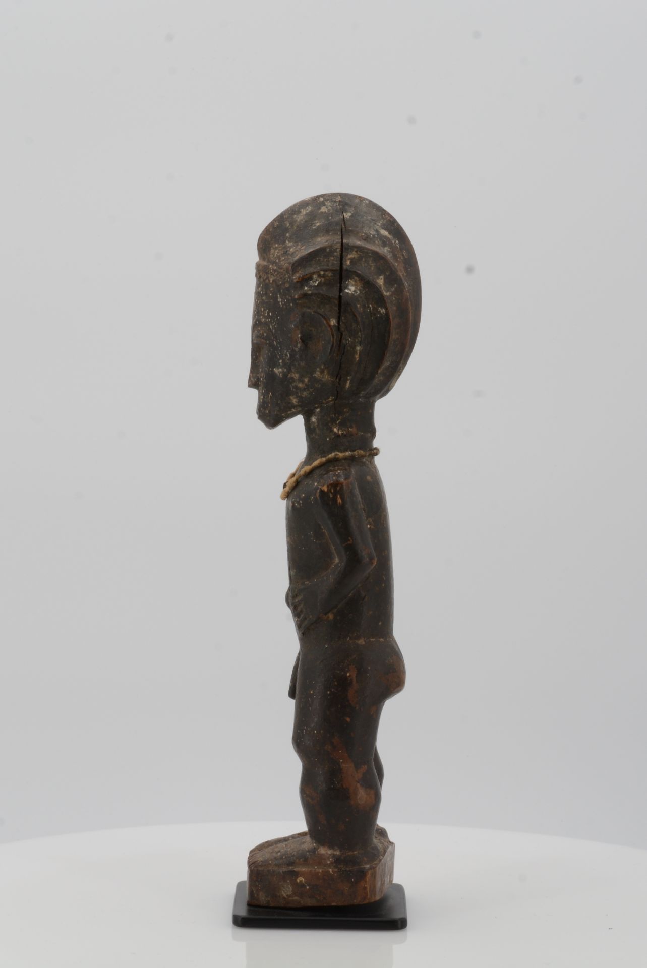 BAULE, Ivory Coast. Male figure. Wood, string necklace with small piece of metal, encrusted - Bild 8 aus 9