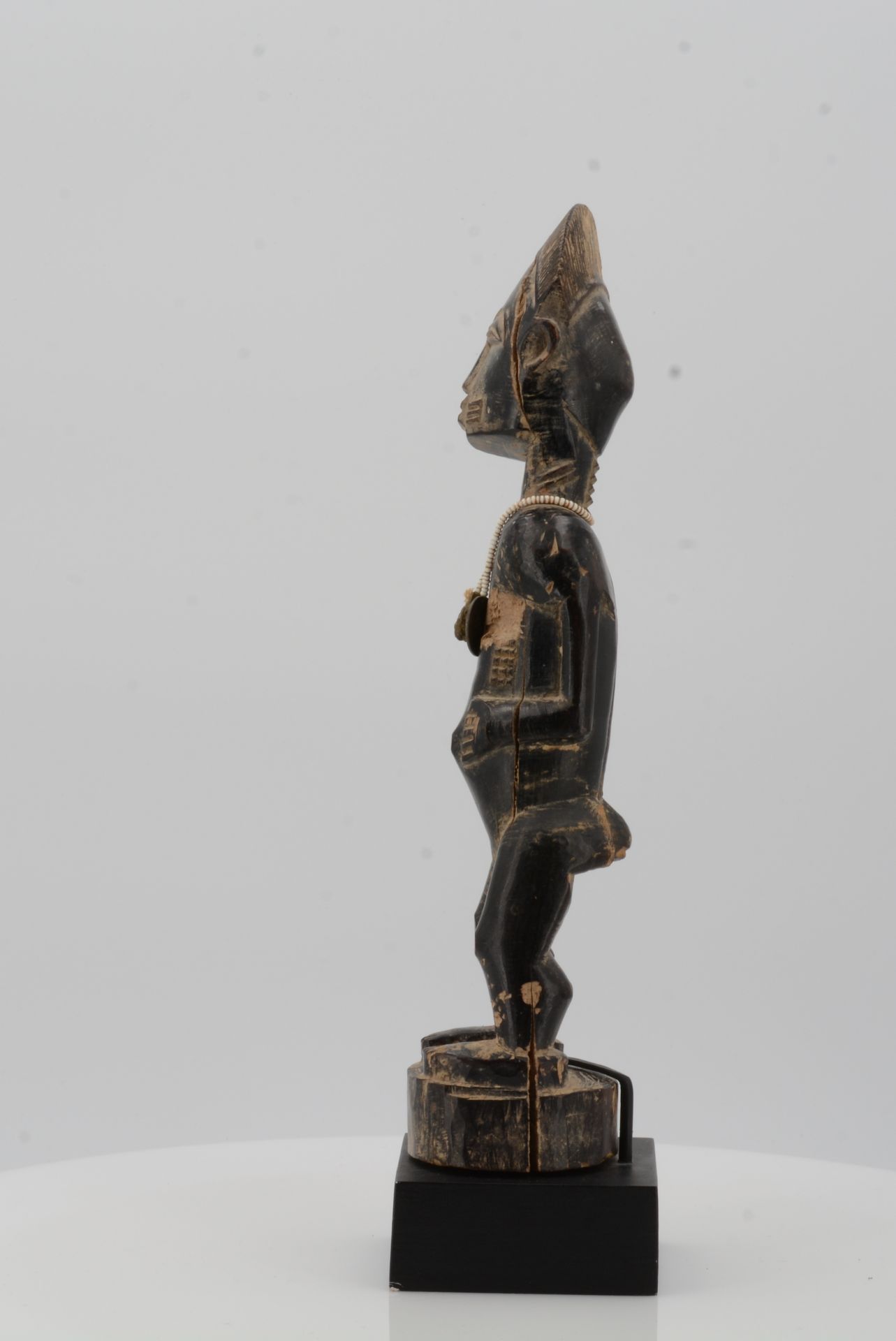 BAULE, Ivory Coast. Male figure. Wood, pearl necklace with a French coin (50 centimes), dark patina. - Bild 8 aus 9