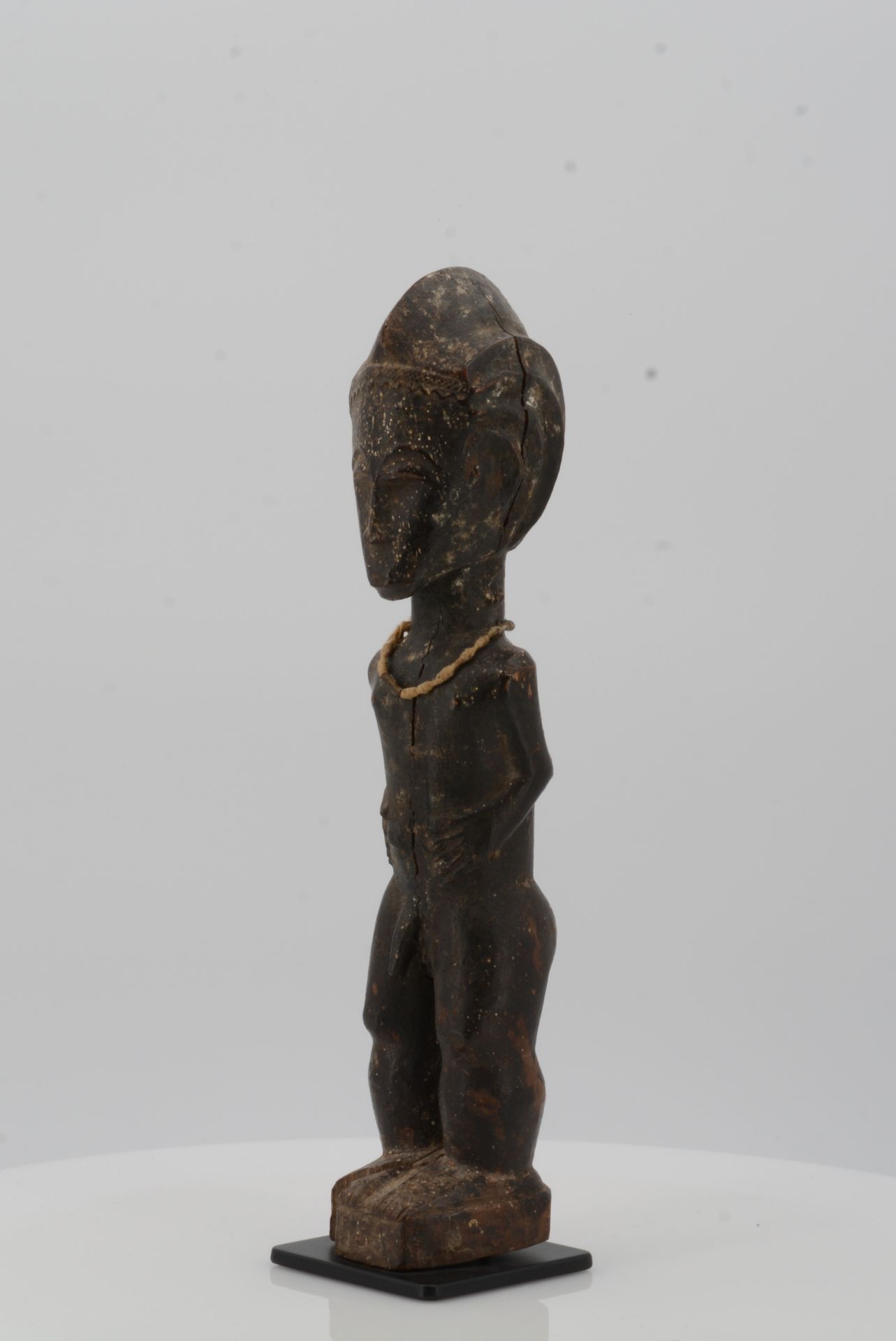 BAULE, Ivory Coast. Male figure. Wood, string necklace with small piece of metal, encrusted - Bild 9 aus 9