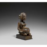 LUBA, Demokratic Republic of the Congo. Woman carrying a bowl. Wood, brown patina. 34 x 15,5 x 21,