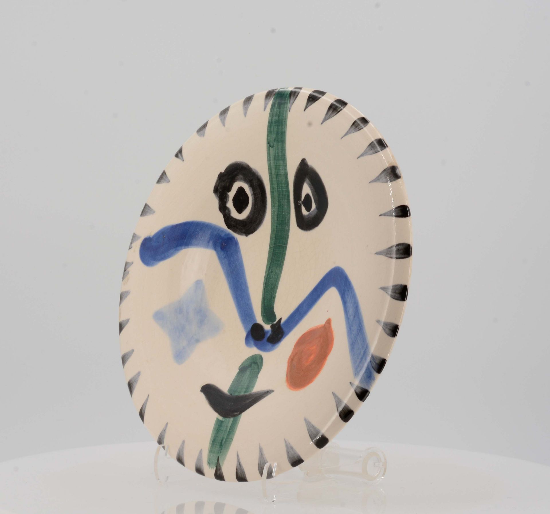 Picasso, Pablo1881 Malaga - 1973 MouginsFace no. 0. 1963. White earthenware clay, partially - Image 3 of 7