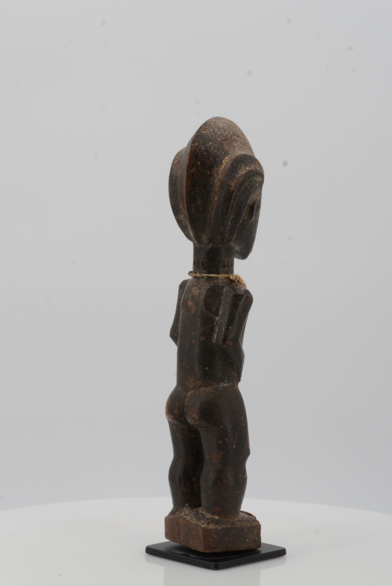 BAULE, Ivory Coast. Male figure. Wood, string necklace with small piece of metal, encrusted - Bild 5 aus 9
