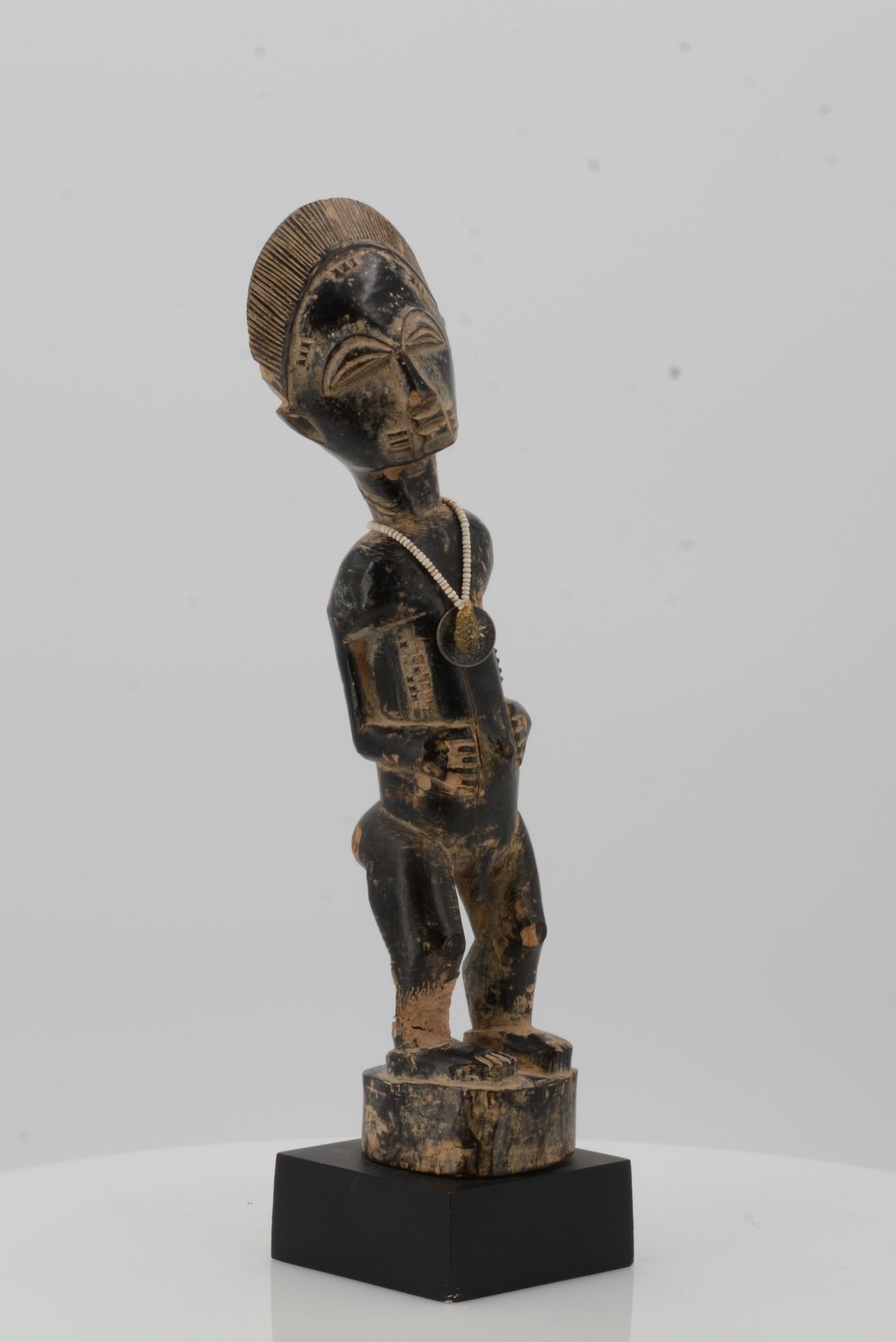 BAULE, Ivory Coast. Male figure. Wood, pearl necklace with a French coin (50 centimes), dark patina. - Bild 3 aus 9