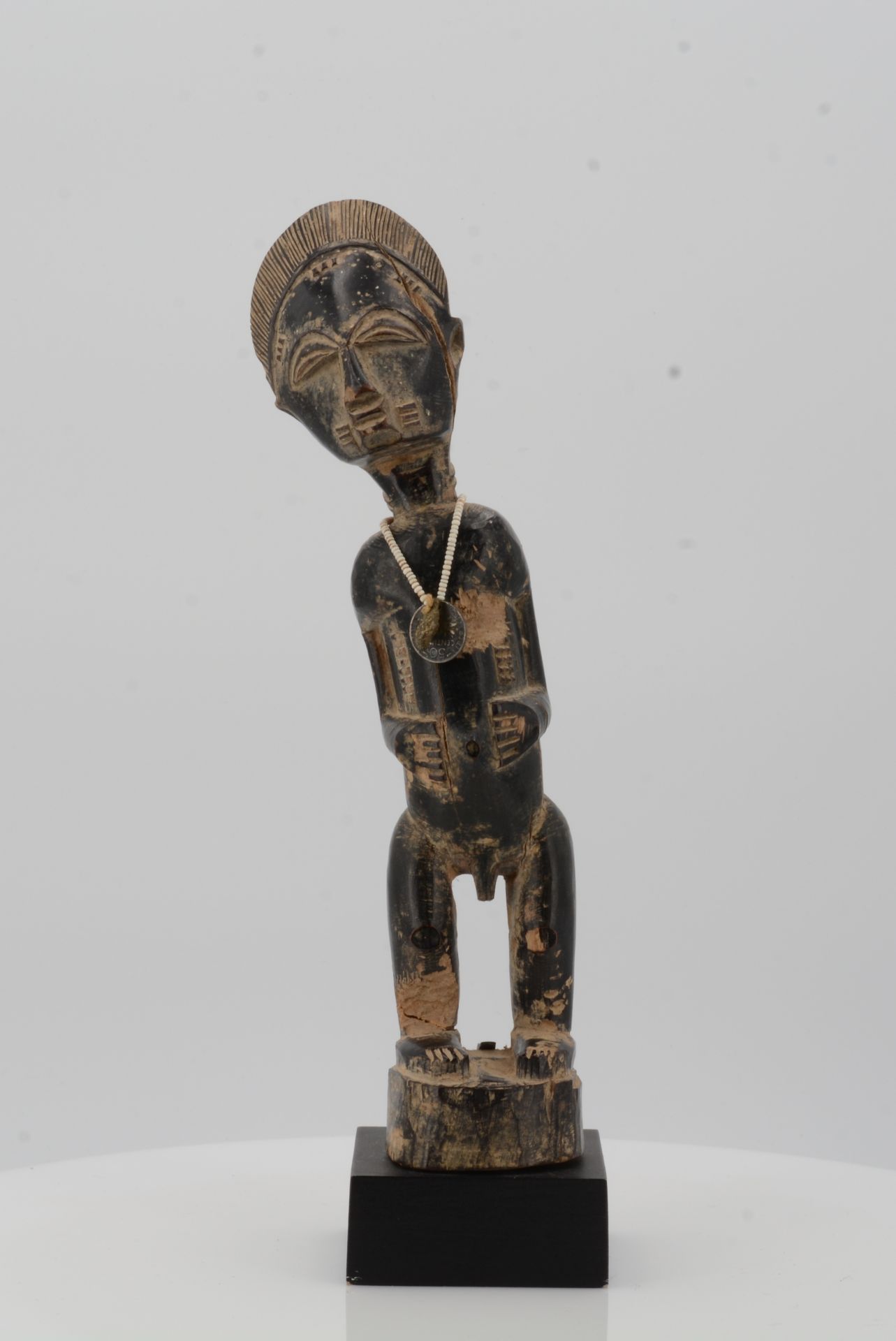 BAULE, Ivory Coast. Male figure. Wood, pearl necklace with a French coin (50 centimes), dark patina. - Bild 2 aus 9